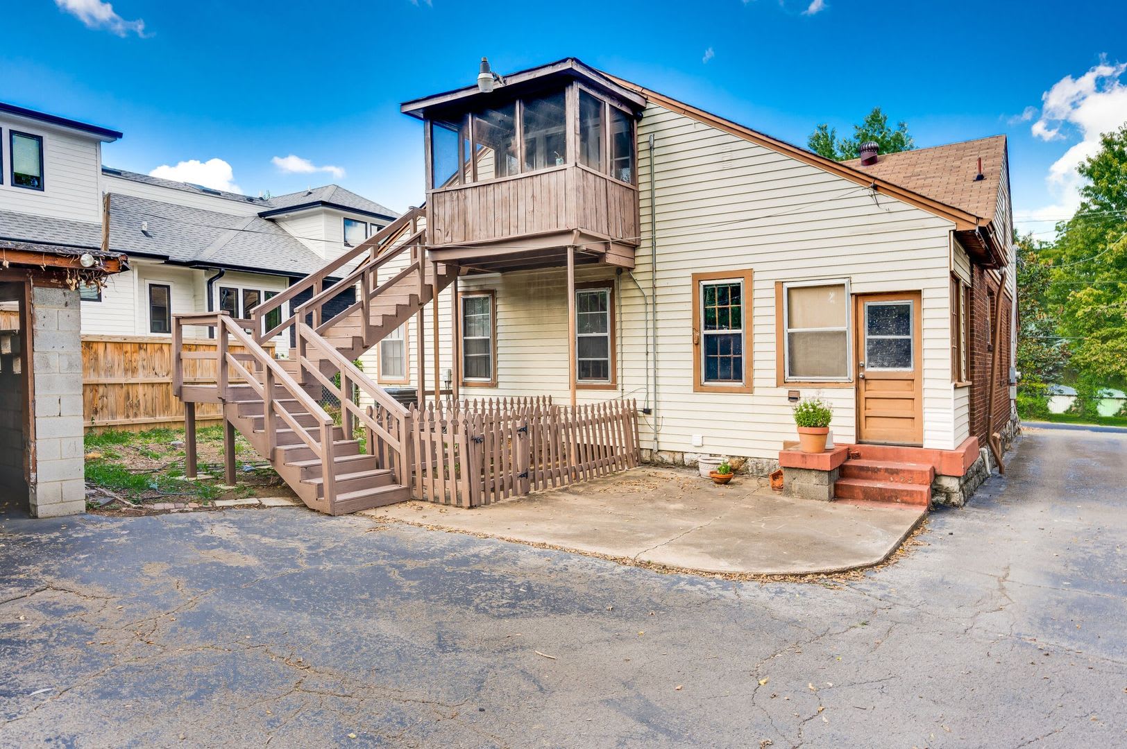 This charming 1920's tudor is walking distance to Martin's BBQ, and to 12 South! – photo 1