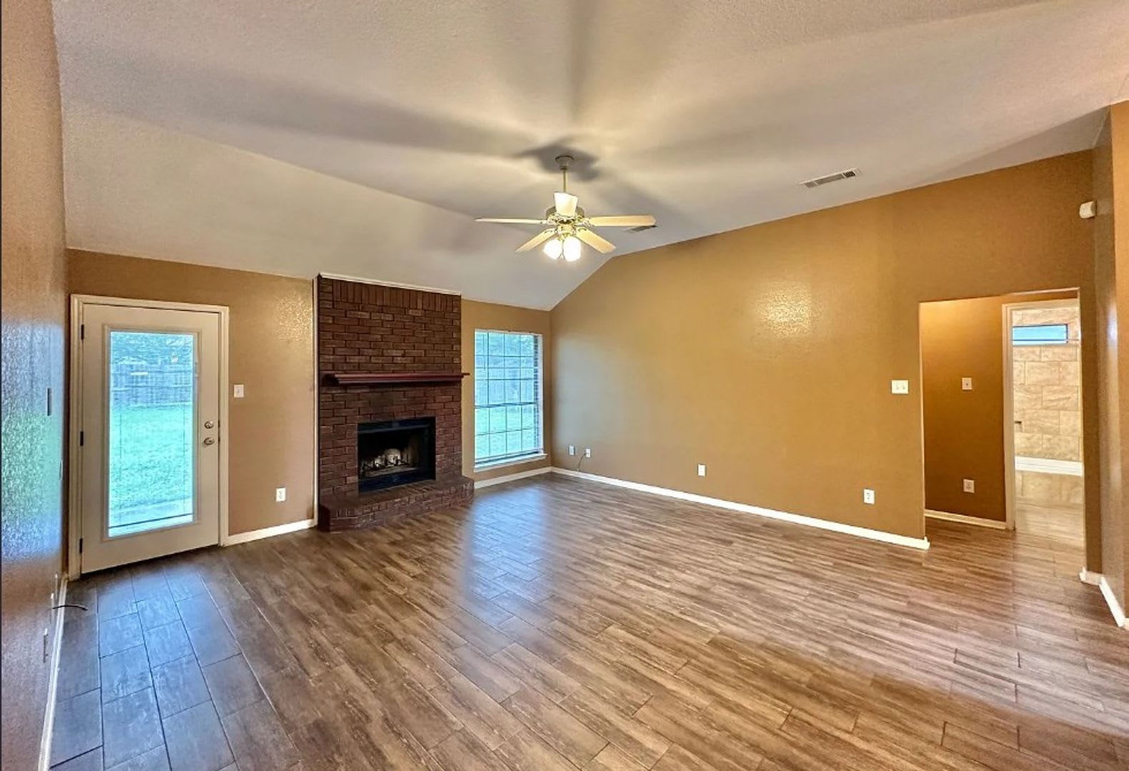 Thoughtfully Designed Home with Spacious Interior – photo 2