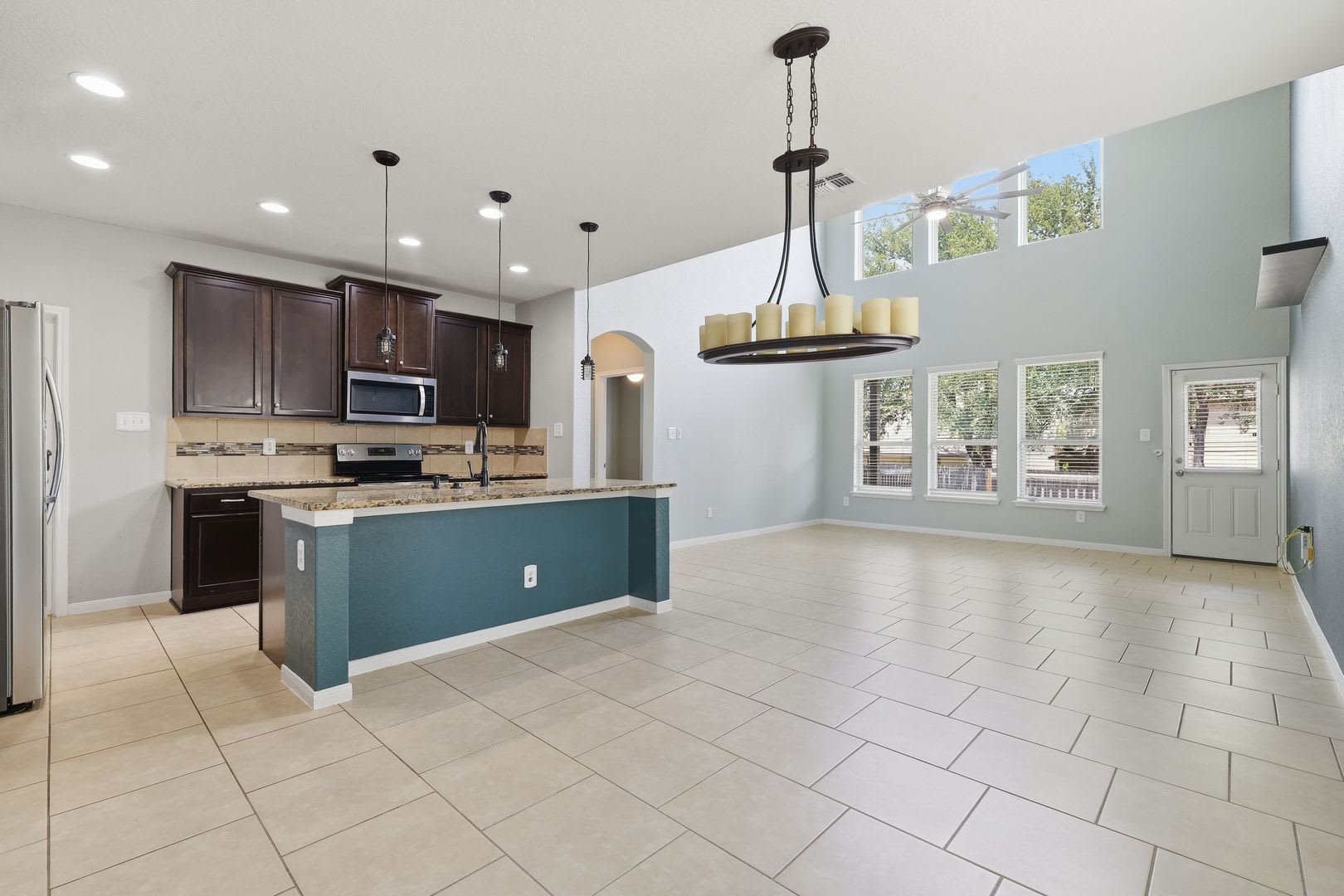 ***MOVE-IN SPECIAL: ONE WEEK FREE***Stunning Two-Story Home in Wolf Creek – photo 3