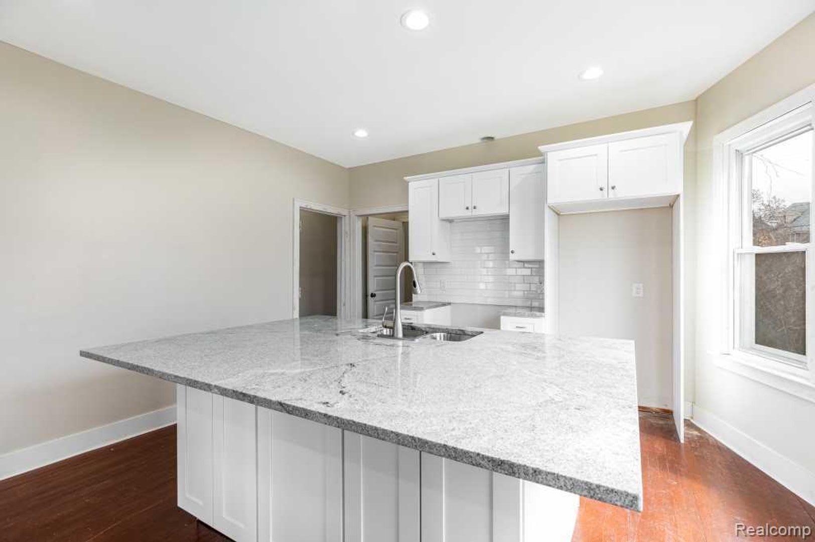 1436 Baldwin – photo 5