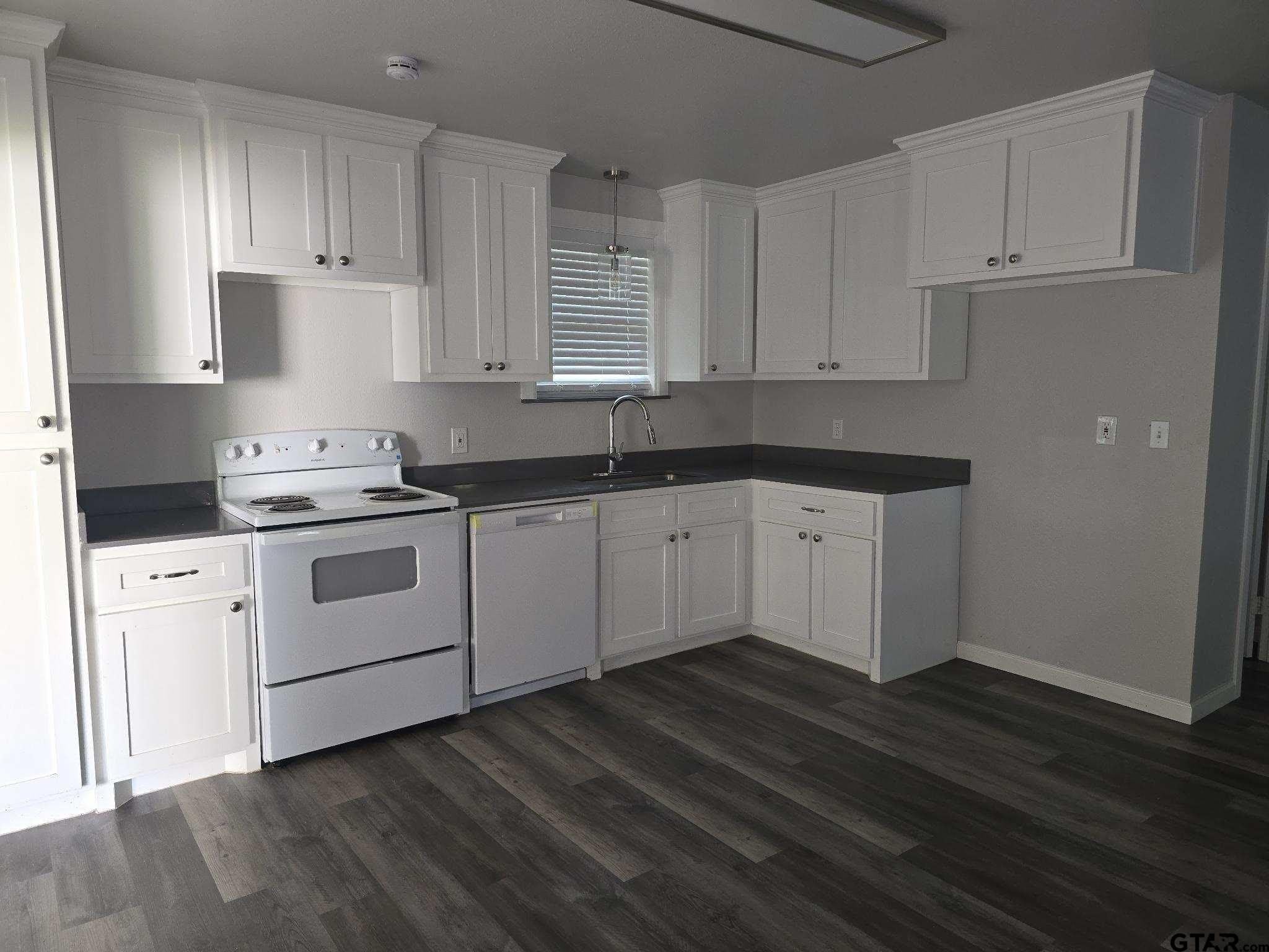 412 Lindsey Street – photo 3