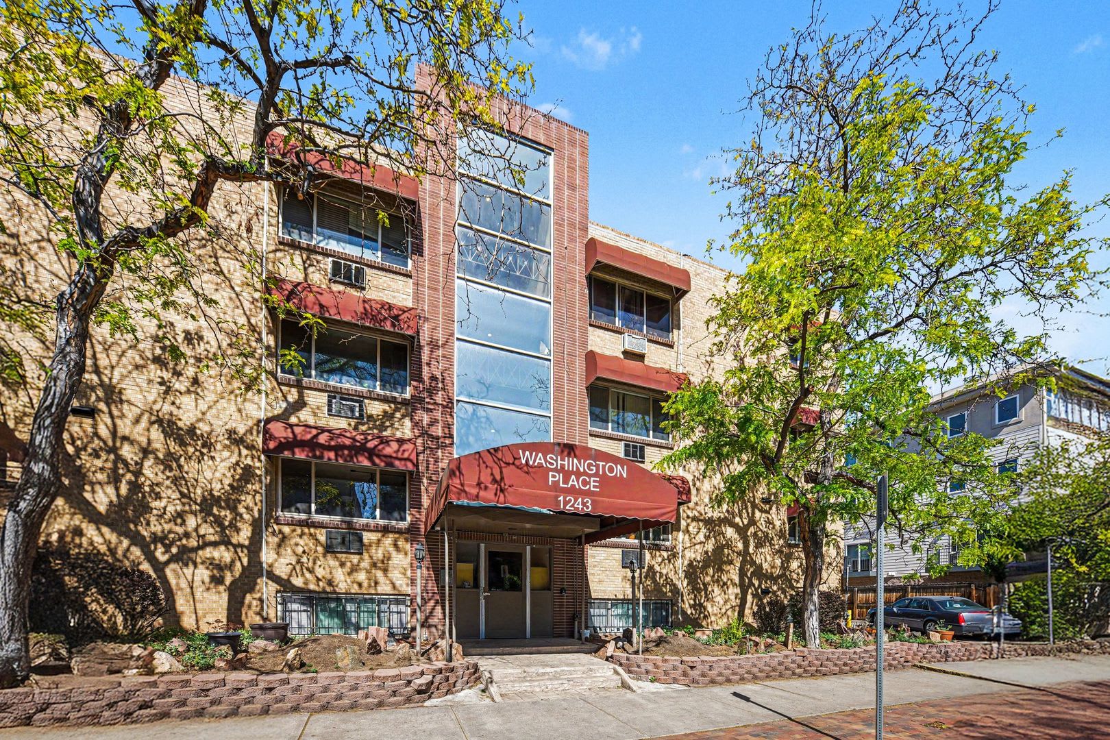 Charming 2-Bedroom Condo in a Prime Location – photo 1