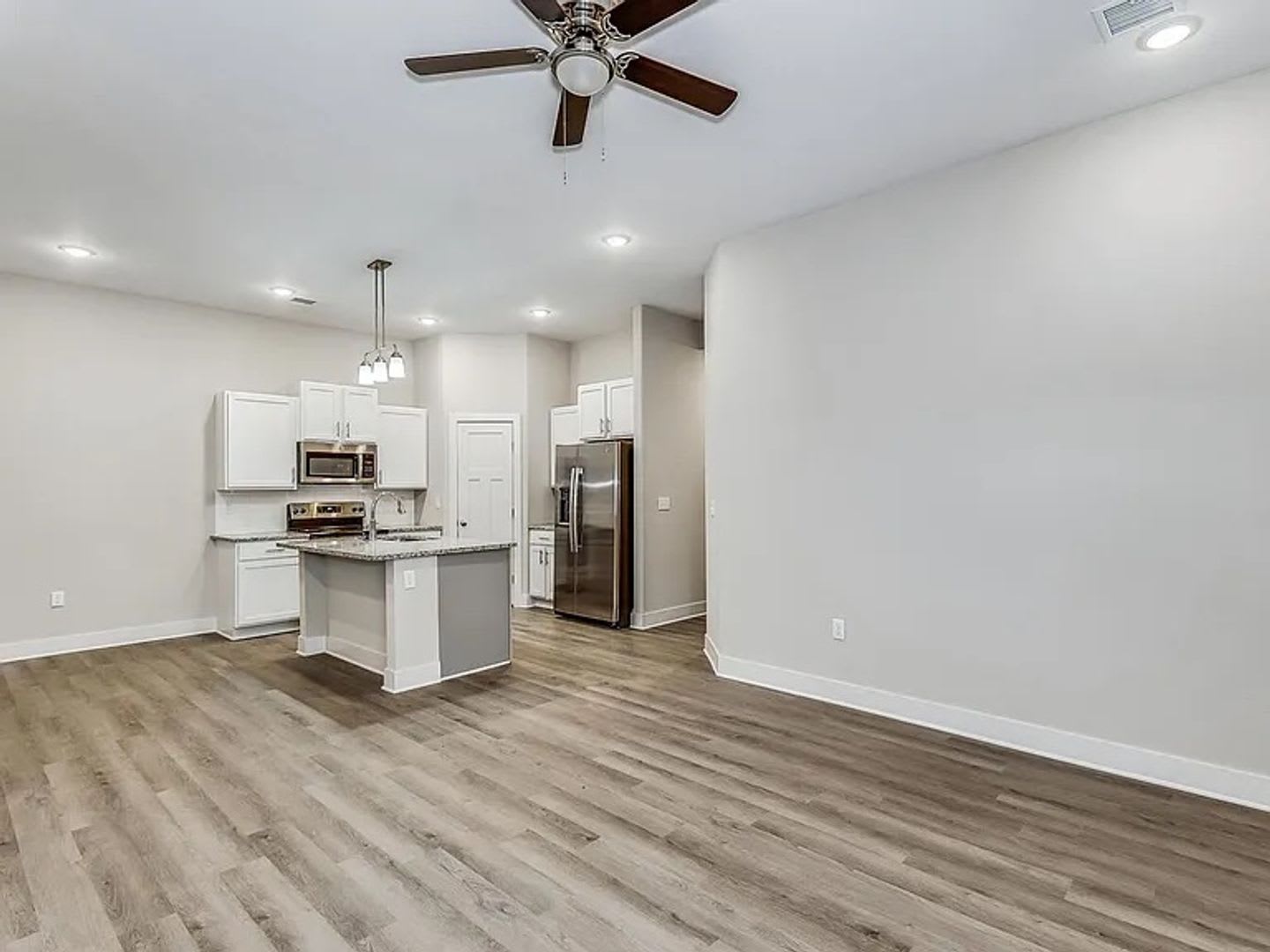 Beautiful 3 Bedroom 2 Bathroom Townhome – photo 5