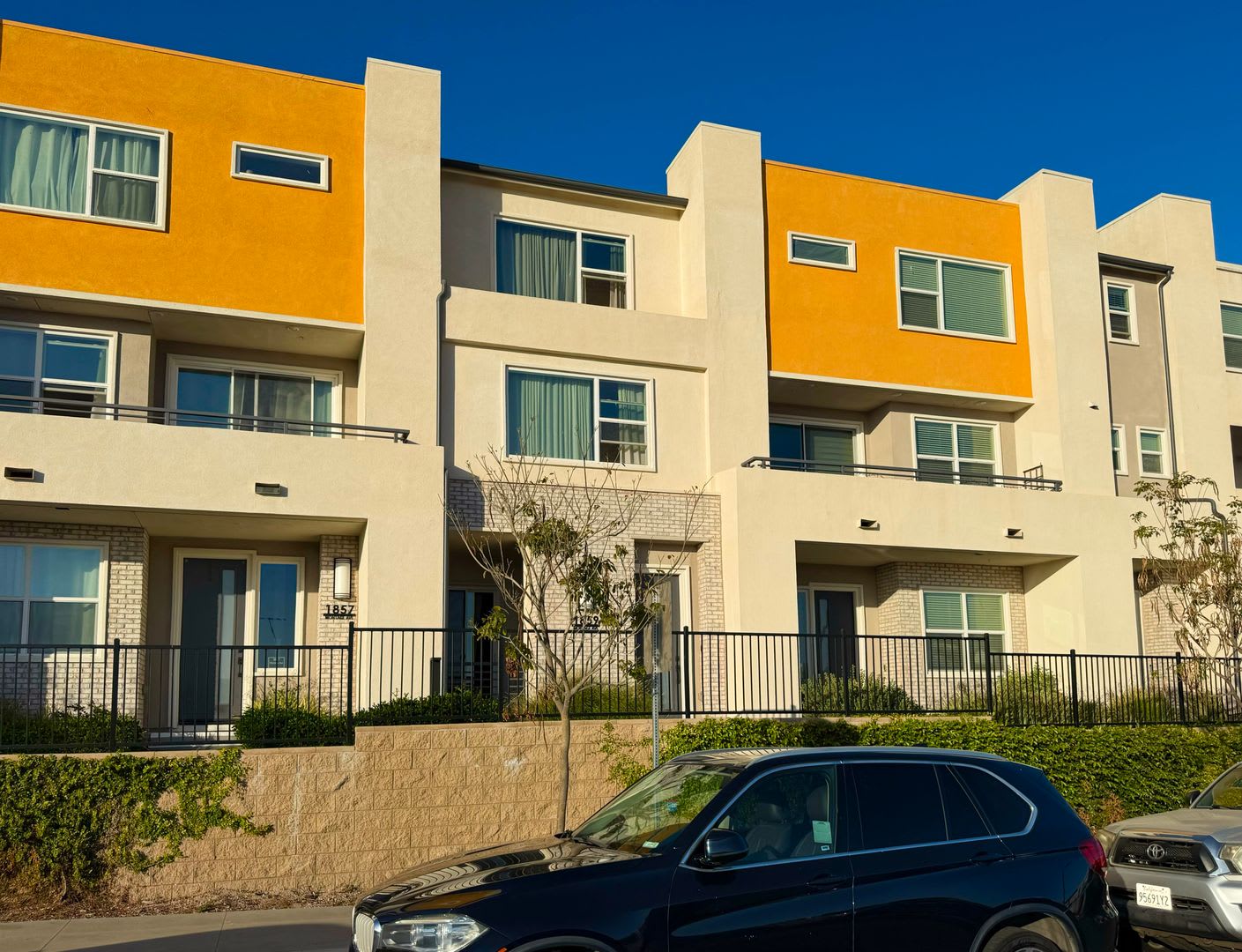 Welcome to a Beautiful 4-Bedroom Townhome in Millenia – photo 3