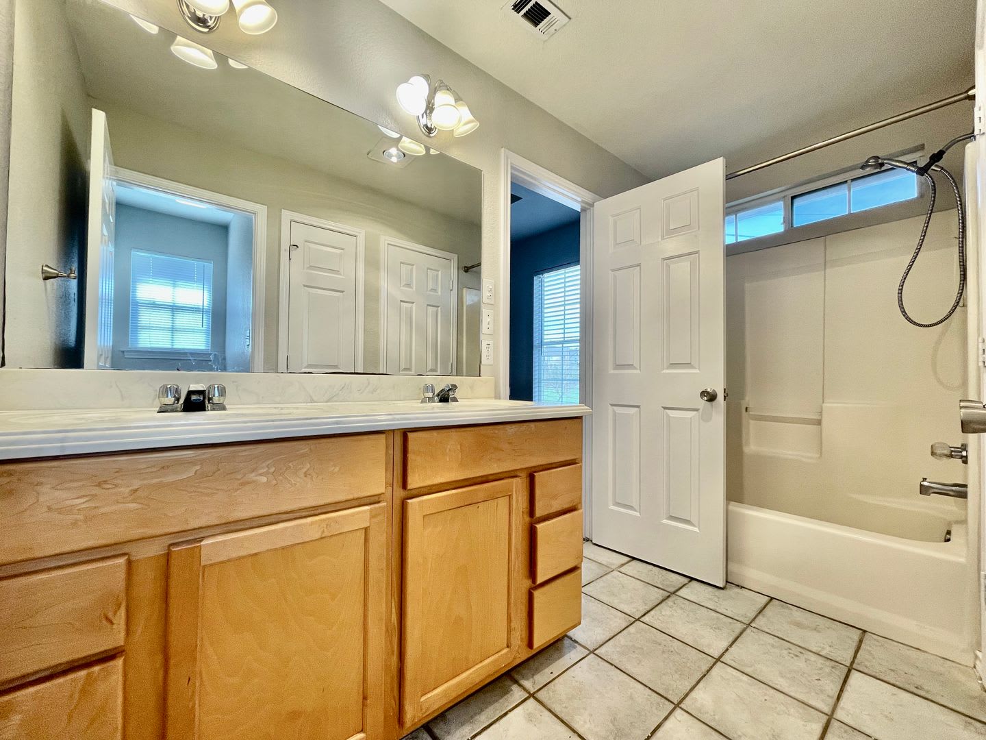 Spacious 3 Bedroom with a Fenced Yard and 2 Car Garage! – photo 3