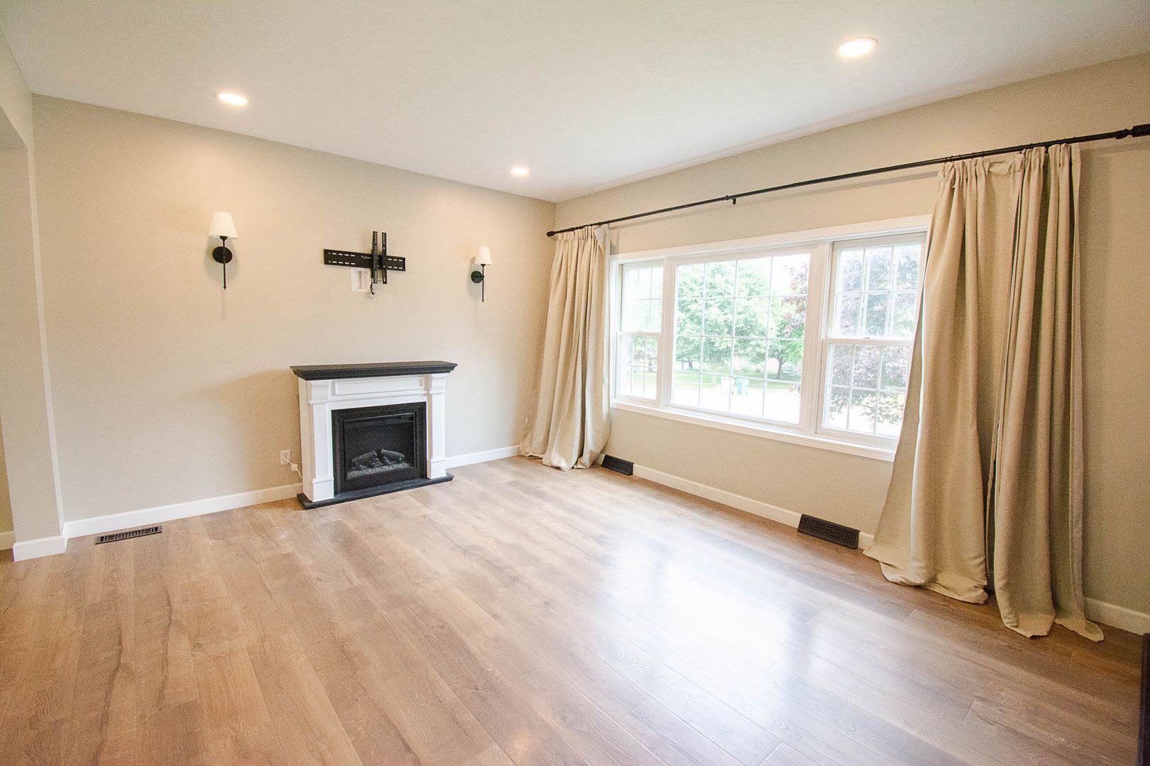Beautifully Updated SW 4BR with Private Backyard – photo 3