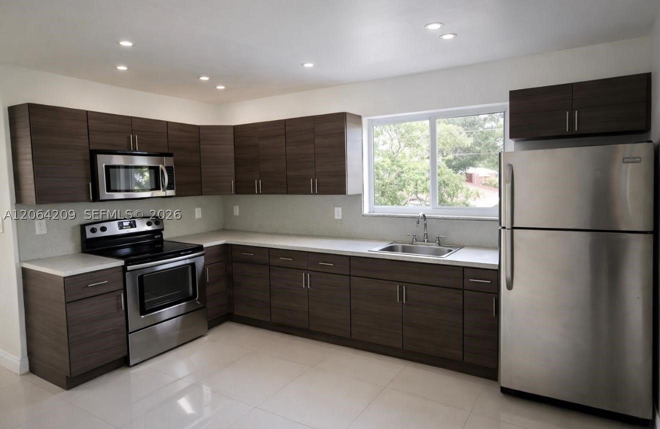 552 NE 61st St – photo 1