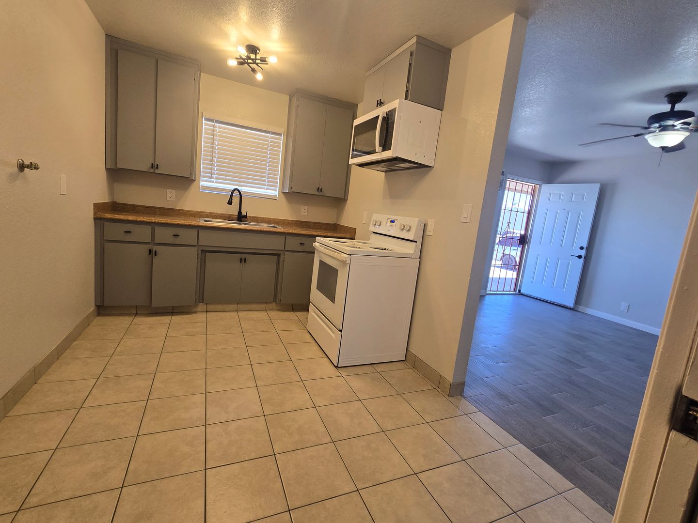 2 BR 1 BA available now – photo 2