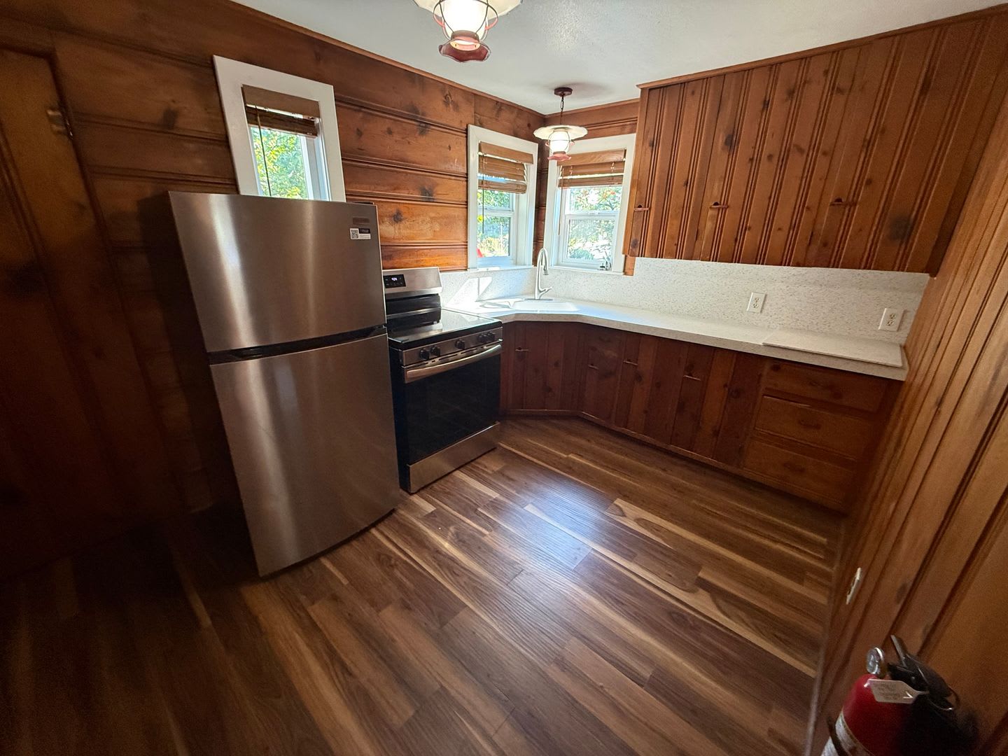 Adorable Downtown House, Newer Flooring/Paint/Appliances, A/C, Storage, Fenced Rear Yard – photo 3