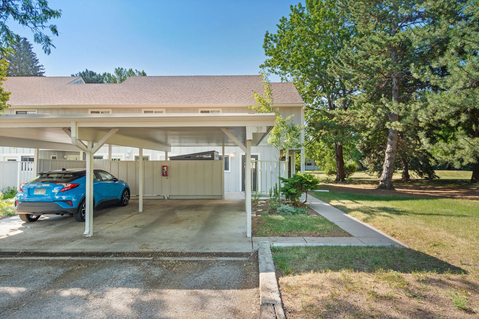 Updated 3-Bedroom End-Unit Townhome in Scotch Pines Condos – photo 2