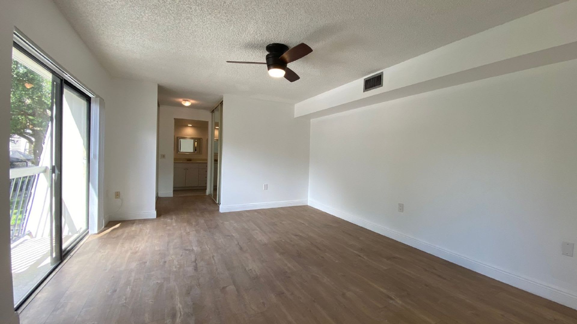 Charming 2-Bed Oasis with 2.5 Baths in Prime Palm Beach Gardens Location! – photo 2