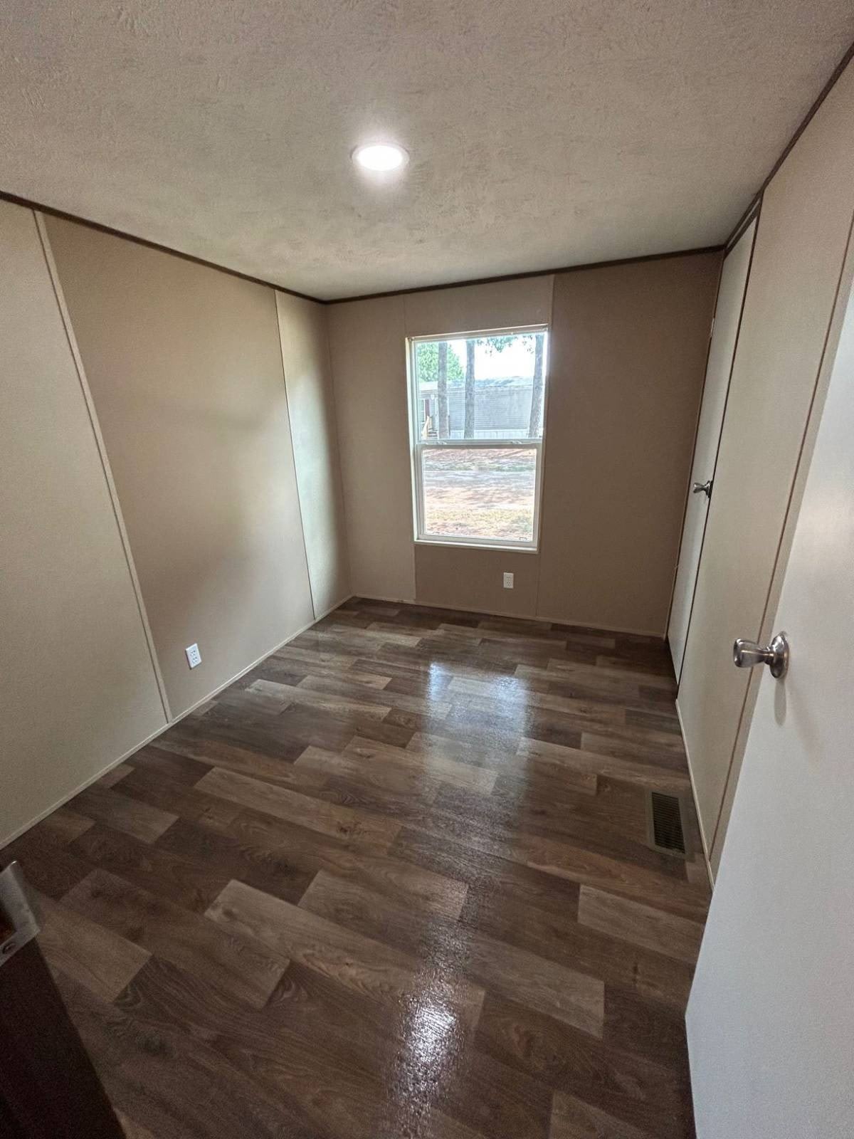 1048 Victoria St. – photo 4