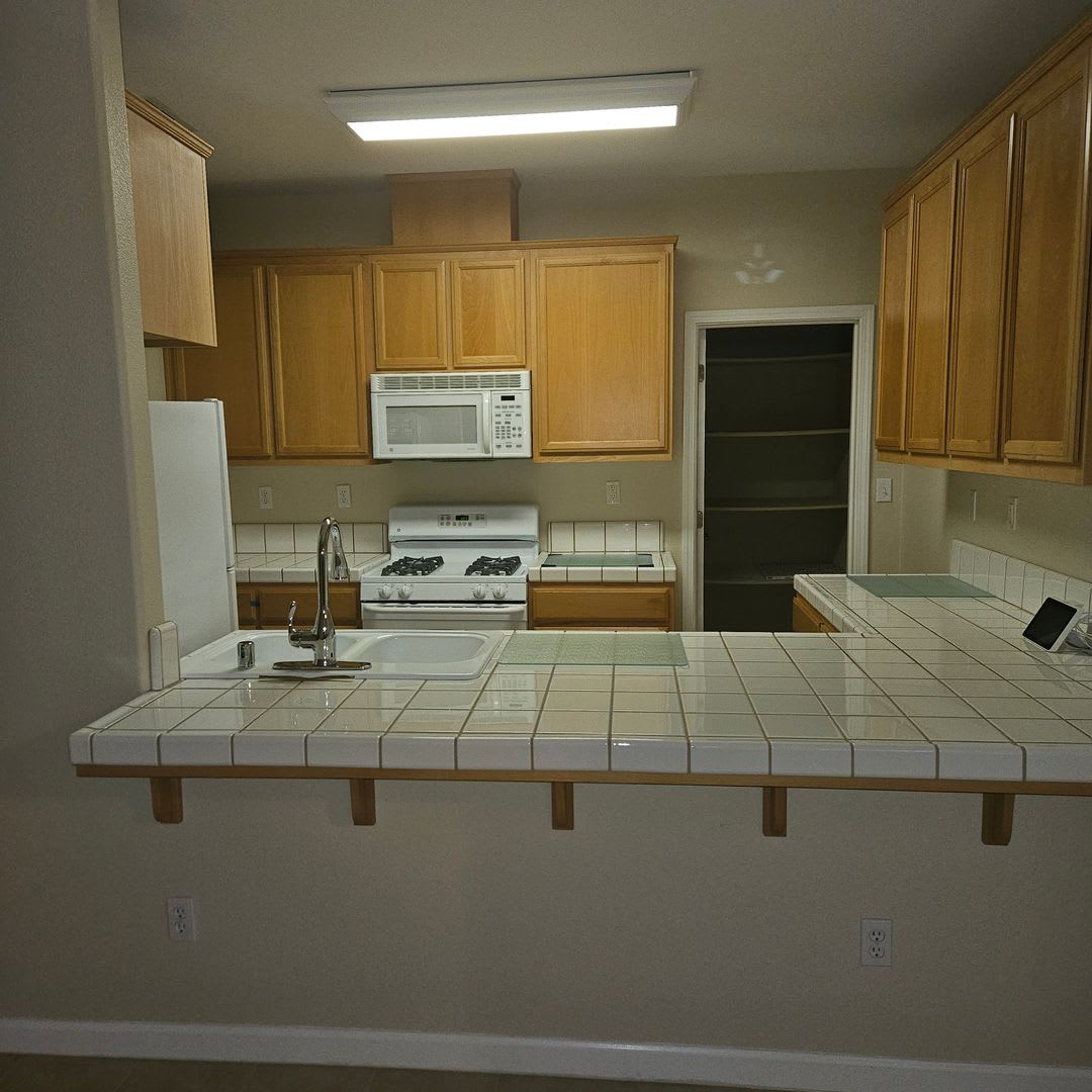 Charming 3 Bedroom Duplex Close To Doctors Hospital – photo 3