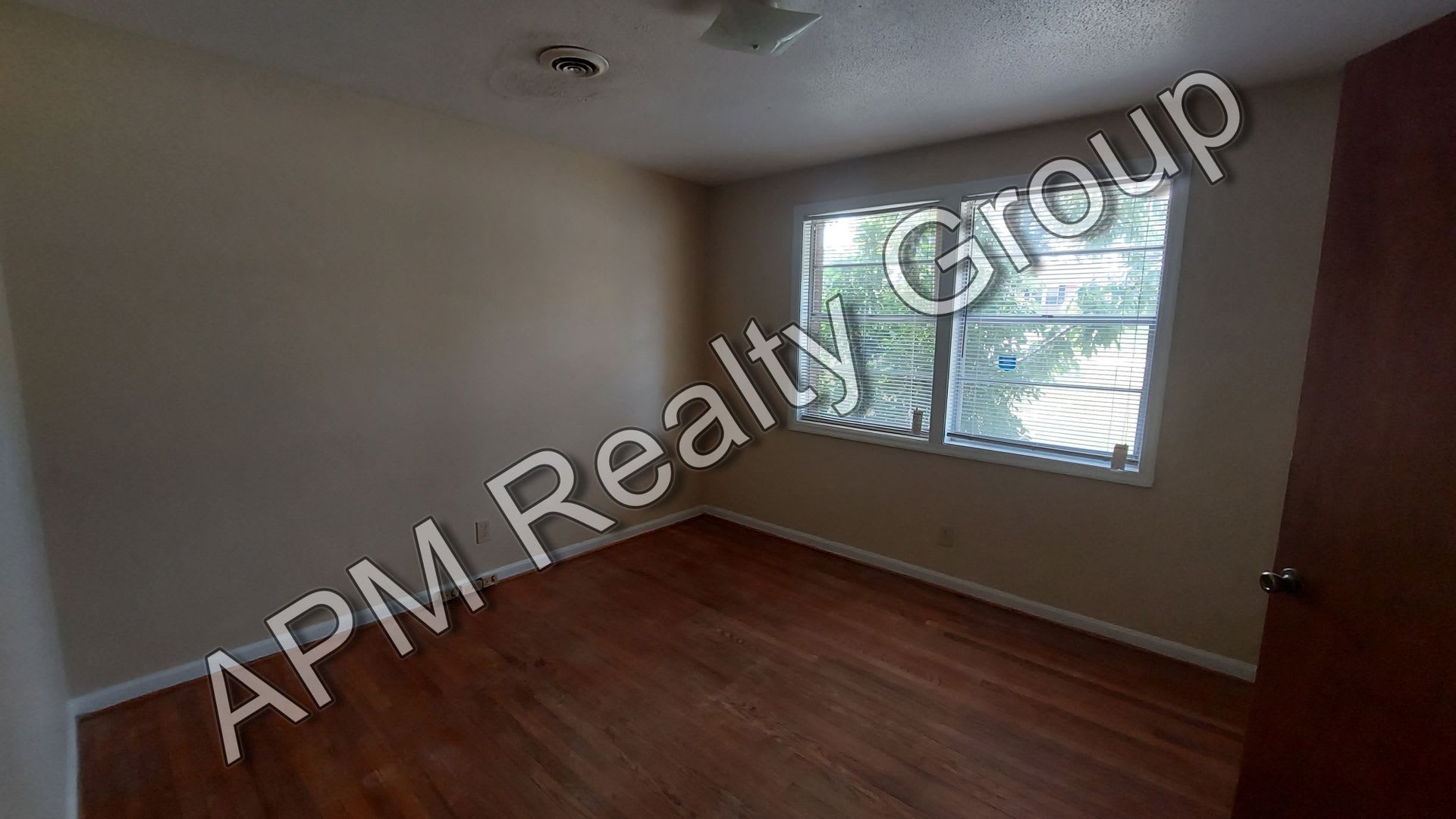Three bedroom home in Southeast Columbia – photo 2