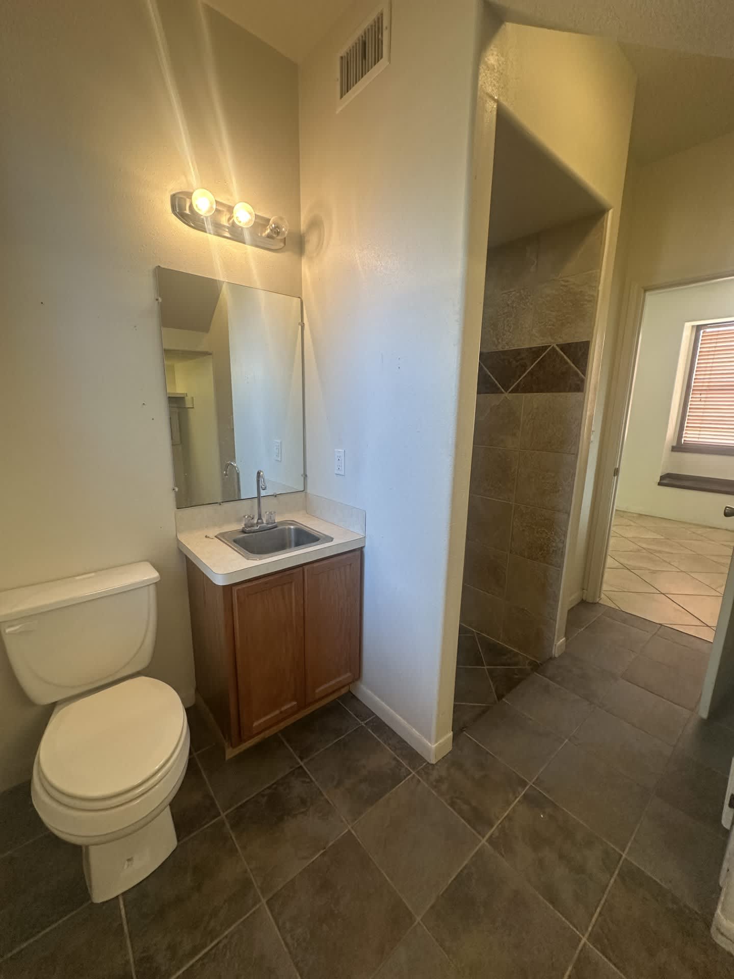 1214 East Alamo Street – photo 4