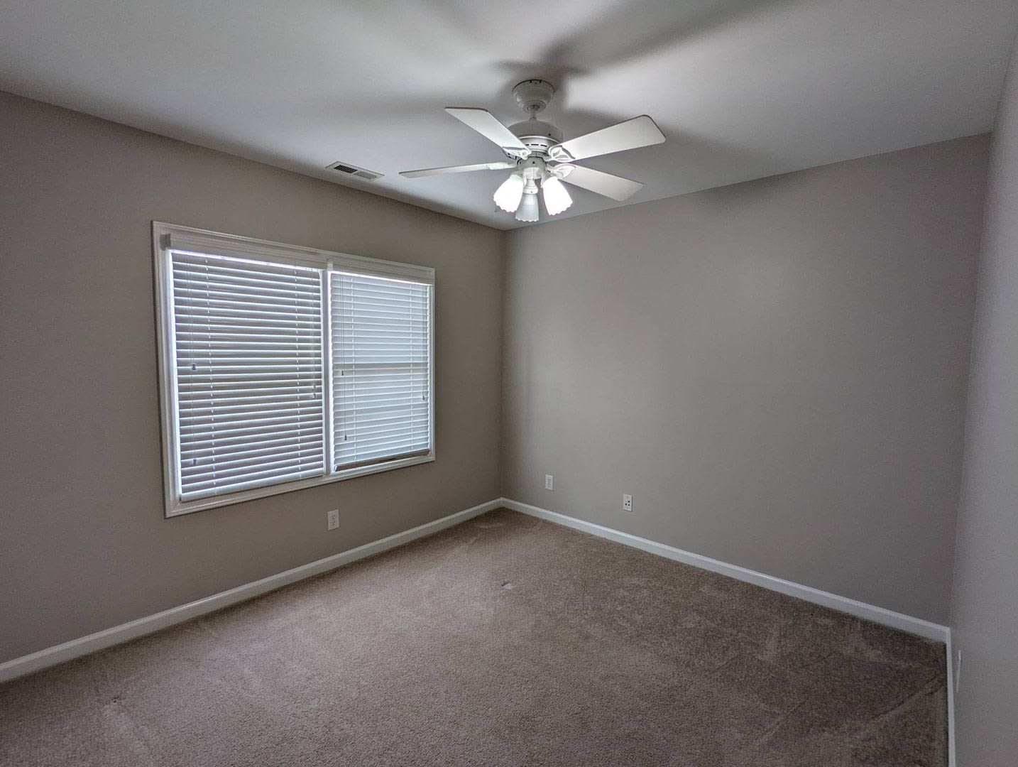 Room in 4 Bedroom House at 102 College Ave – photo 5