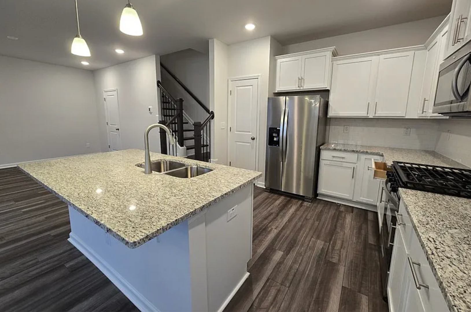 Modern Like-new 3 bedroom 2.5 bath townhouse in Jamestown w/2-car garage – photo 3