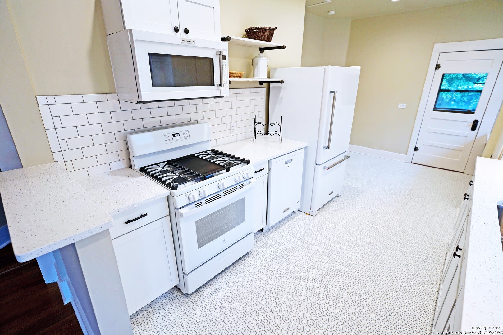 412 E MYRTLE ST – photo 4