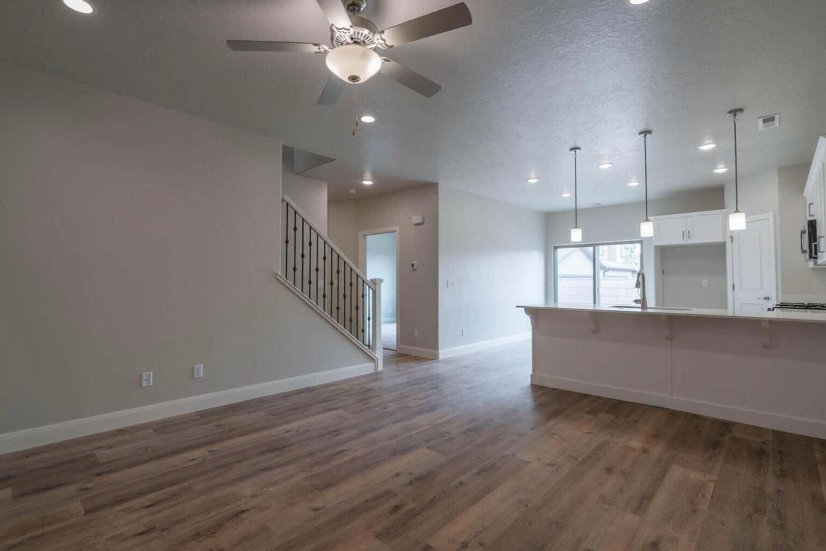 4 Br / 2.5 Bath Townhome, Like NEW! – photo 4