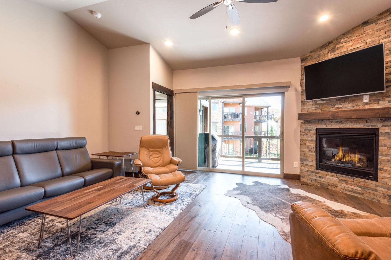 Partially Furnished Modern Townhome In Black Rock Ridge – photo 3
