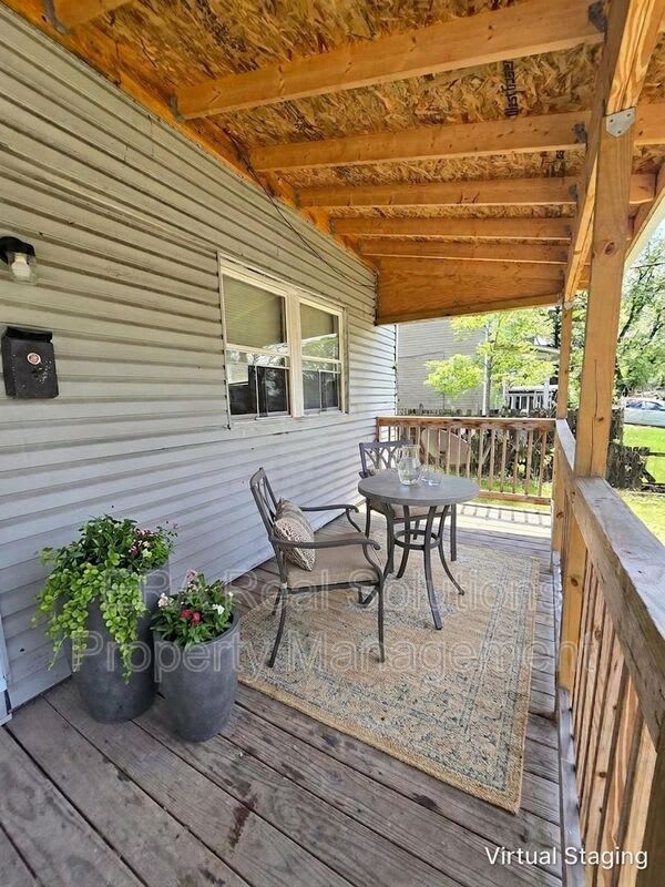 2590 Parkwood Avenue – photo 2