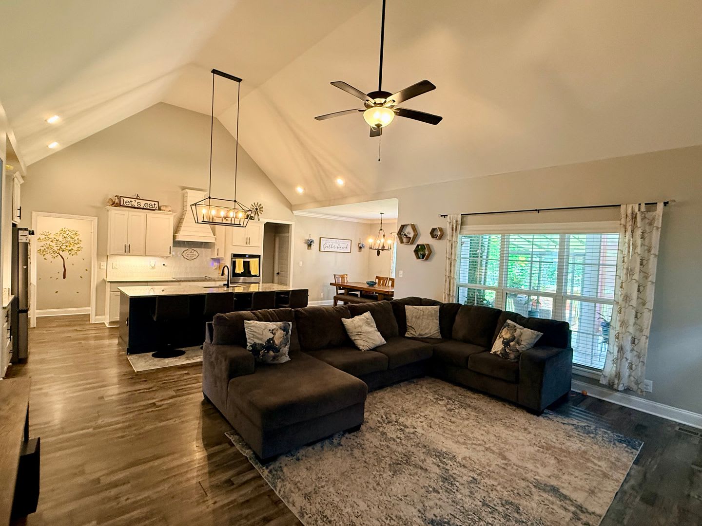 Beautiful 5-Bedroom Home with Spacious Layout & Sunroom – photo 4