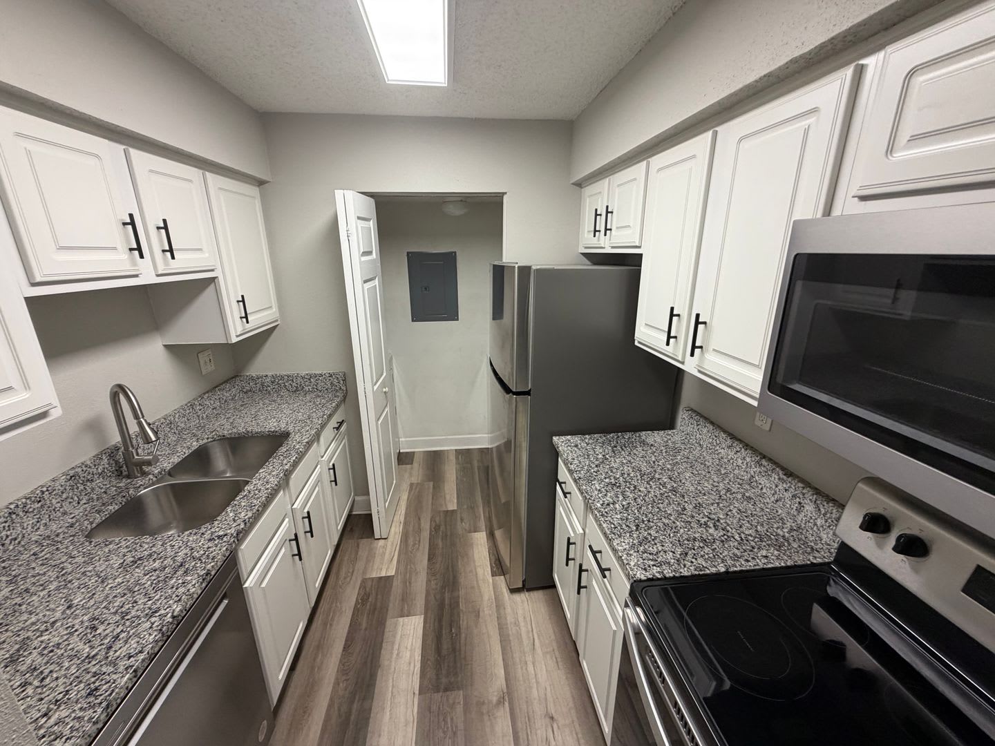 ** Move in Special $500 off your first months rent** FABULOUS 2 Bedroom/1 Bath Condo!! – photo 4