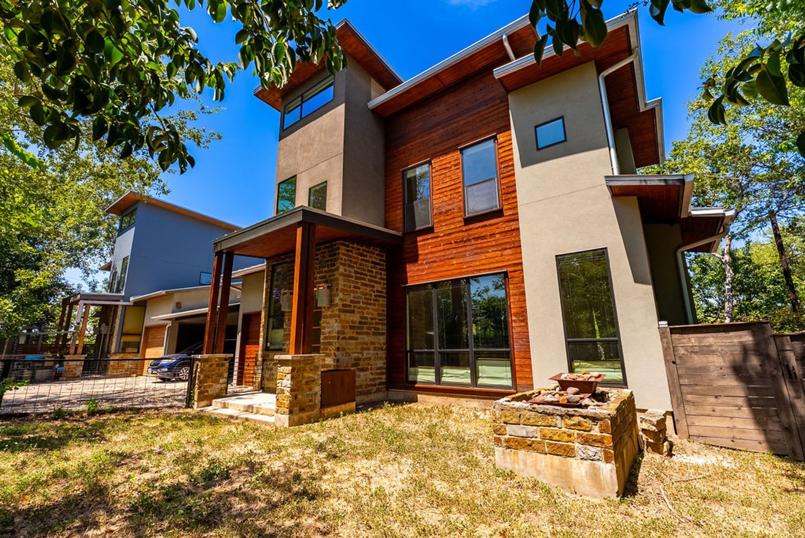 Elegant 3-Bedroom Residence in Coveted Travis Heights – photo 3