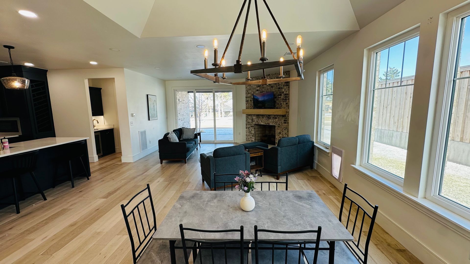 Ready to MOVE IN!!! 4/3/2 – photo 4