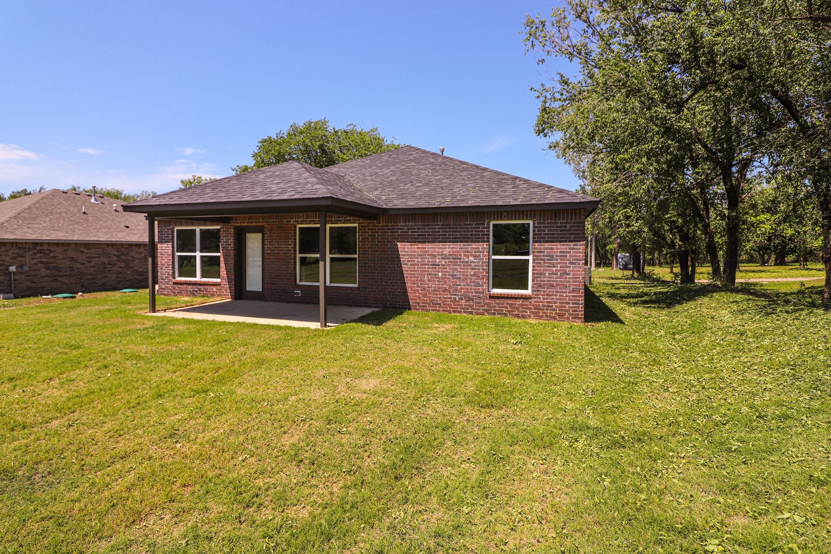 Beautiful new construction with nice amenities with a country feel. – photo 3