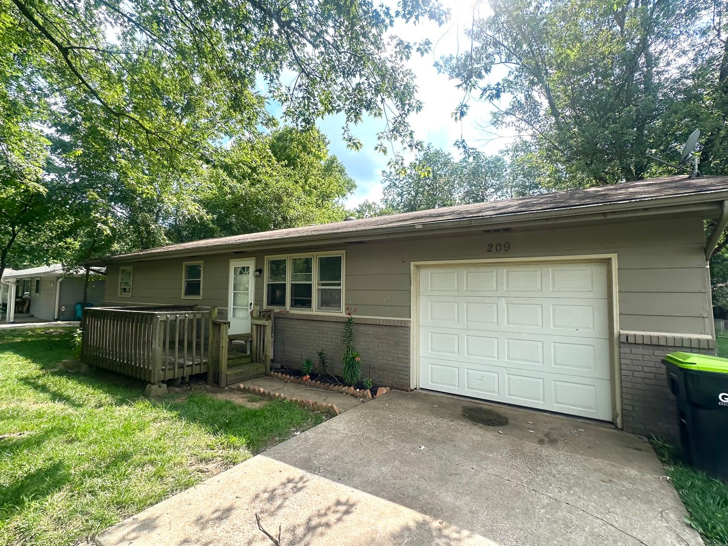 3 Bedroom Home with Garage and Spacious Fenced Yard! – photo 2