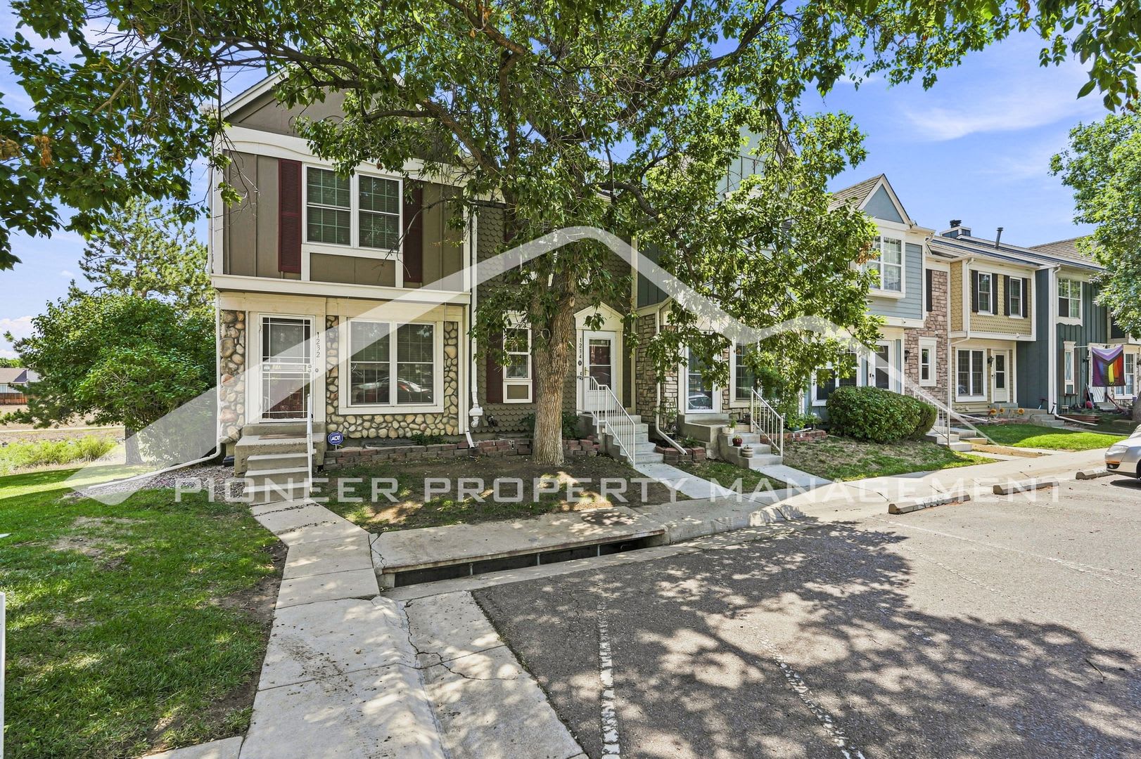 Spacious Townhome in Aurora with AC and Patio! – photo 1