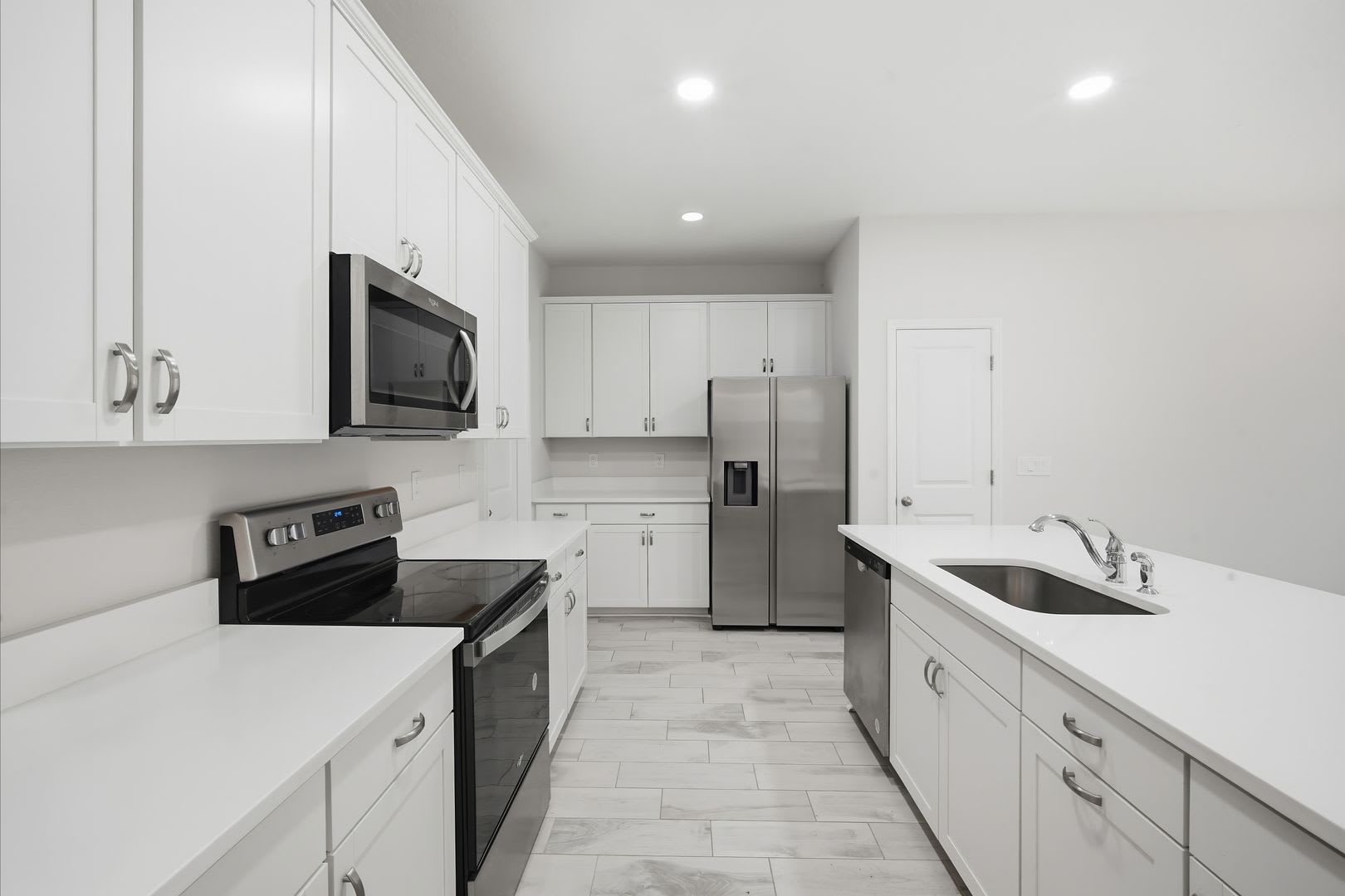 Welcome home to this pristine, never-lived-in townhome! – photo 4