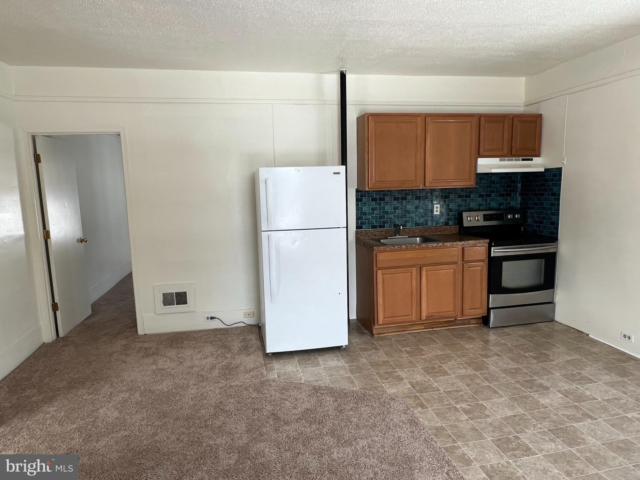 121 E Broaddus Avenue – photo 4