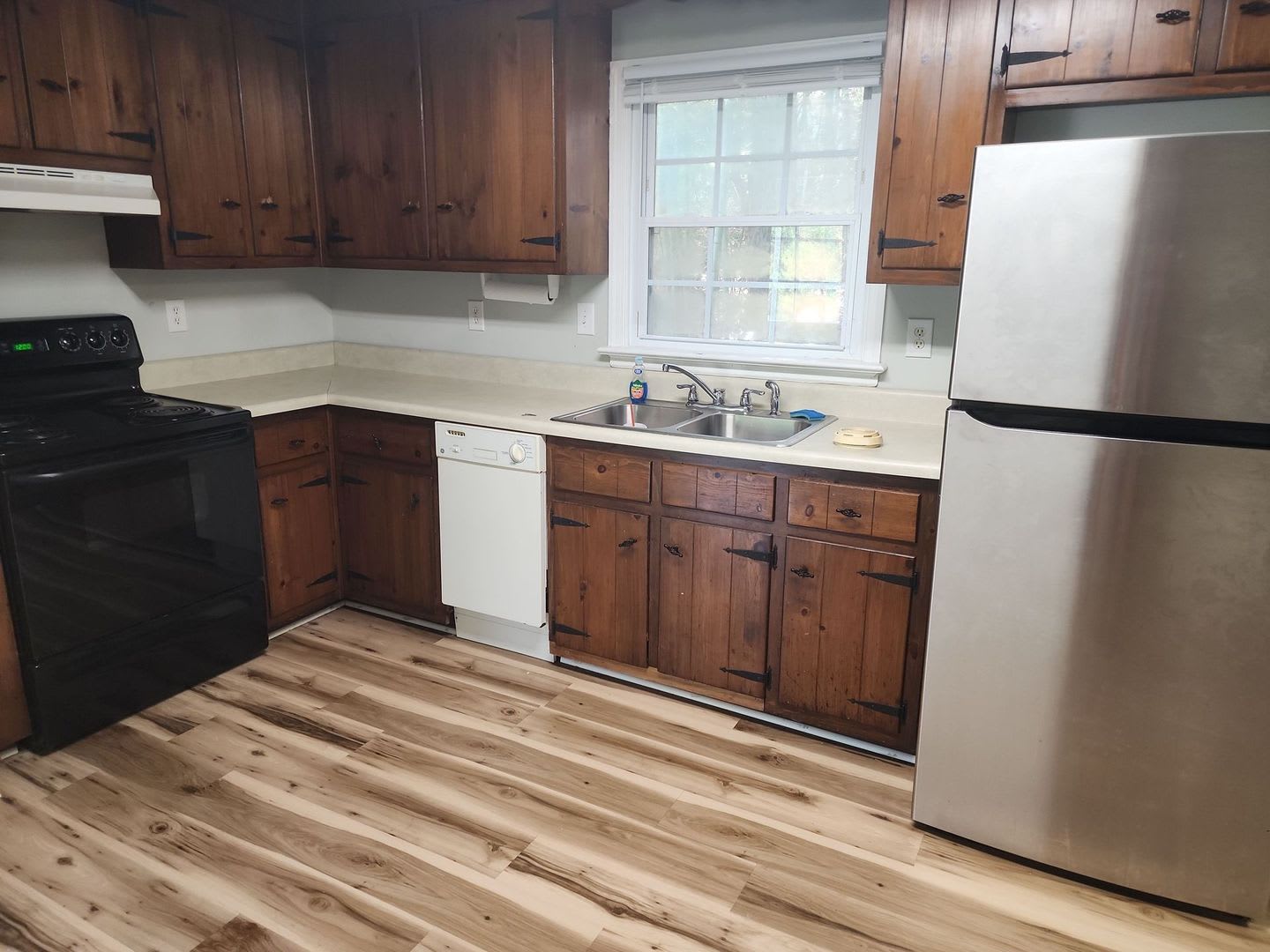 Coming Soon! Charming 3-Bedroom Home in Woodhaven Shores! – photo 3