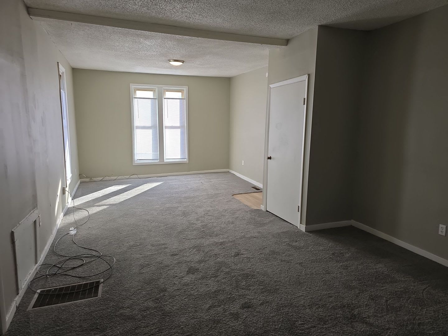 Spacious 2 Bedroom Home Nice Yard Pet Friendly Washer Dryer Hookups New Flooring – photo 4