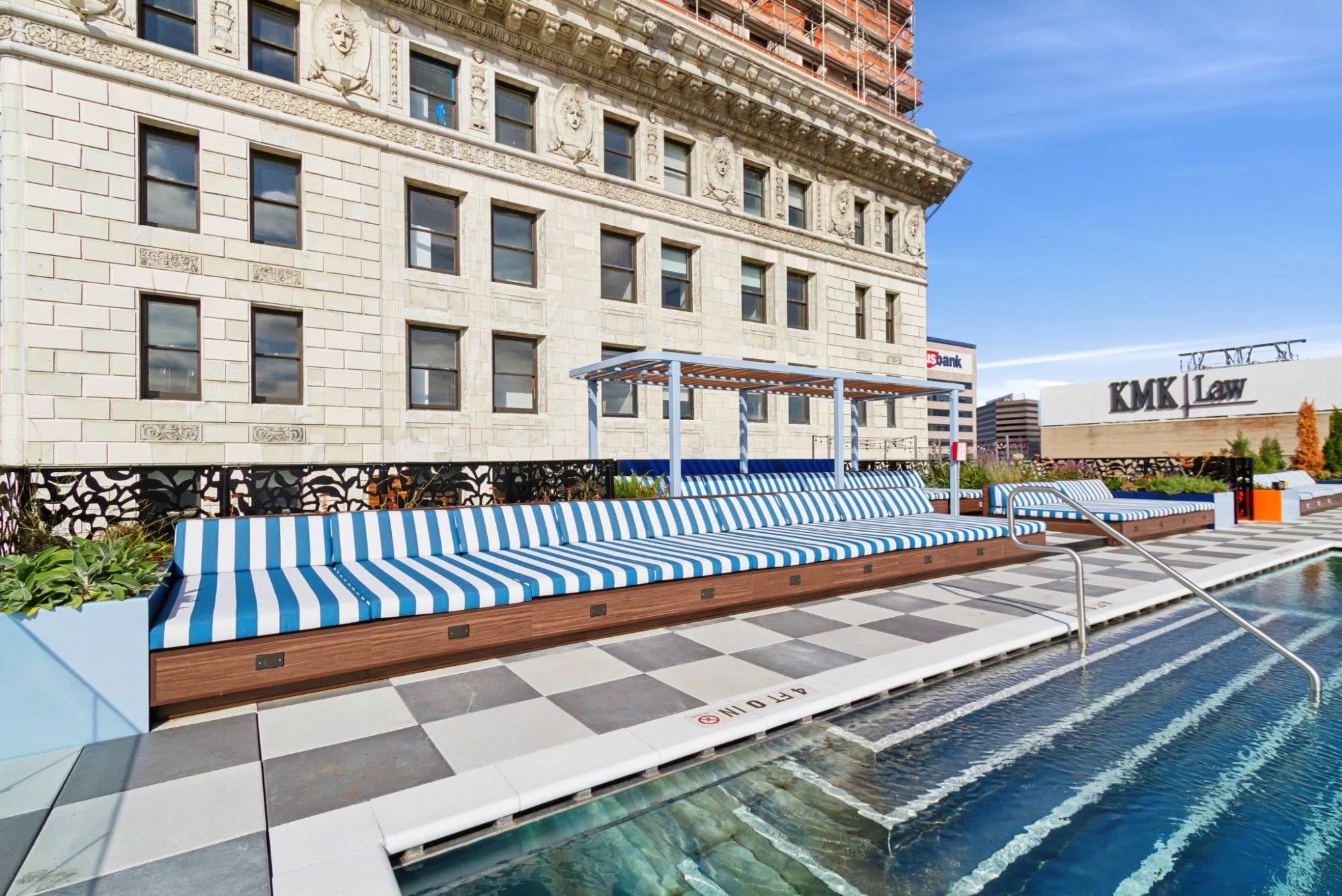 Sky Central Apartments – photo 2