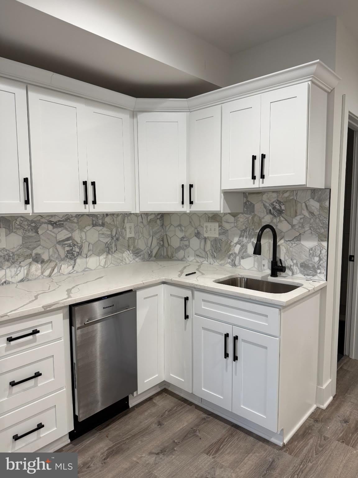 3923 ROLAND Avenue – photo 5
