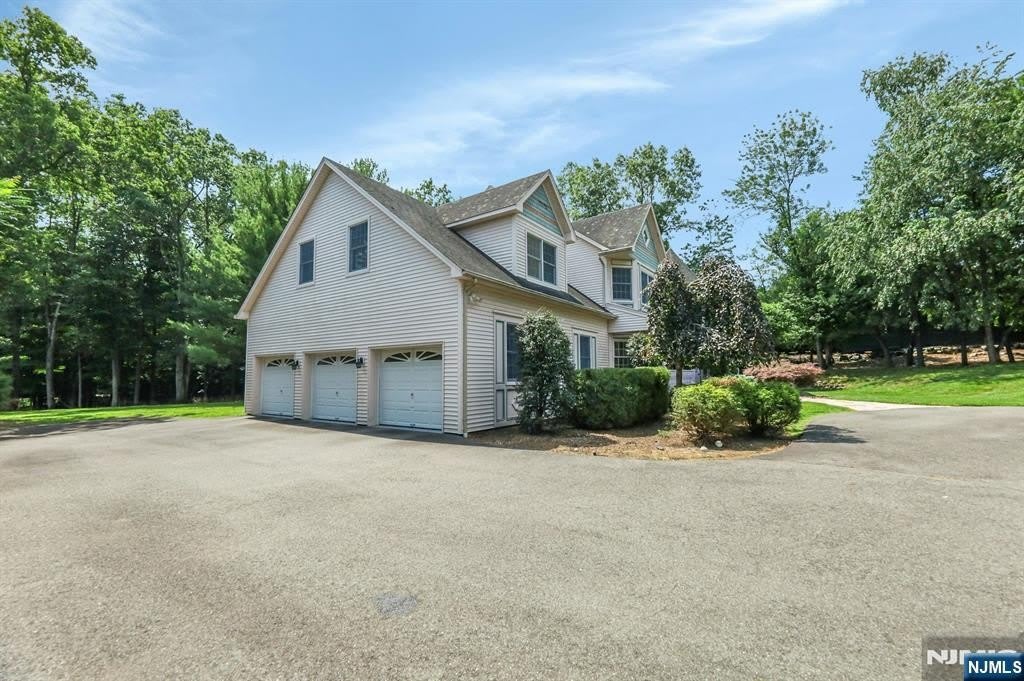 765 Colonial Road – photo 5