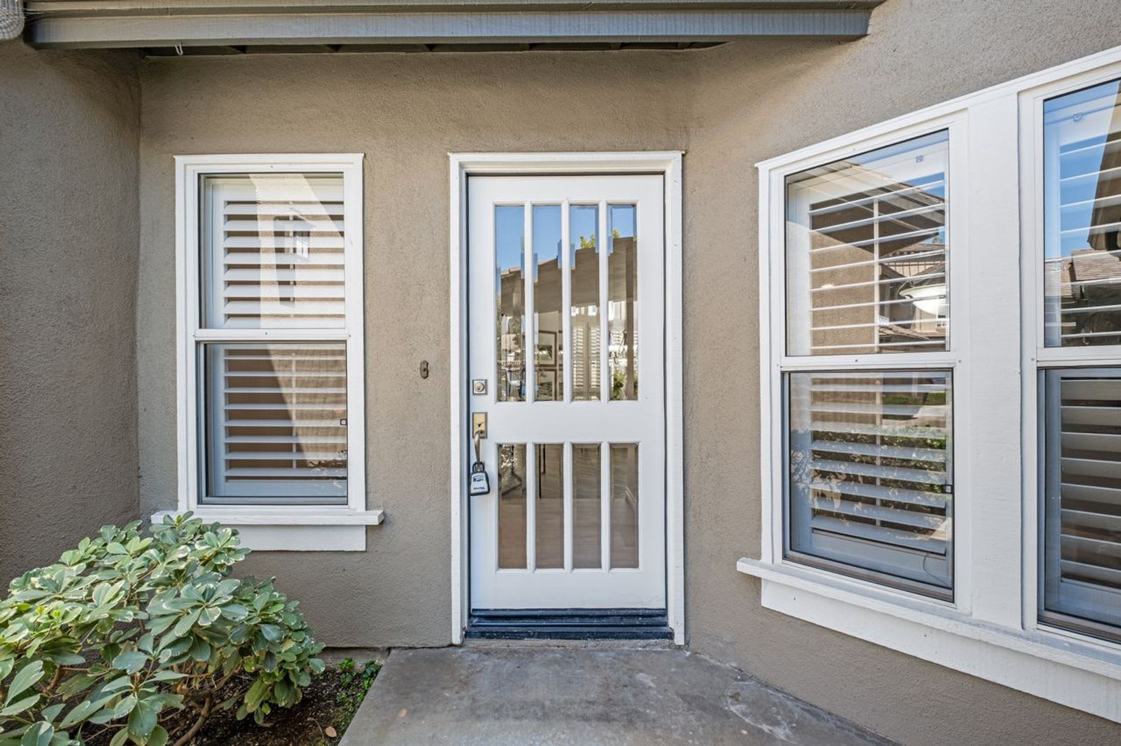 Gorgeous Newly Remodeled Townhome in Exclusive Gated Community – photo 2