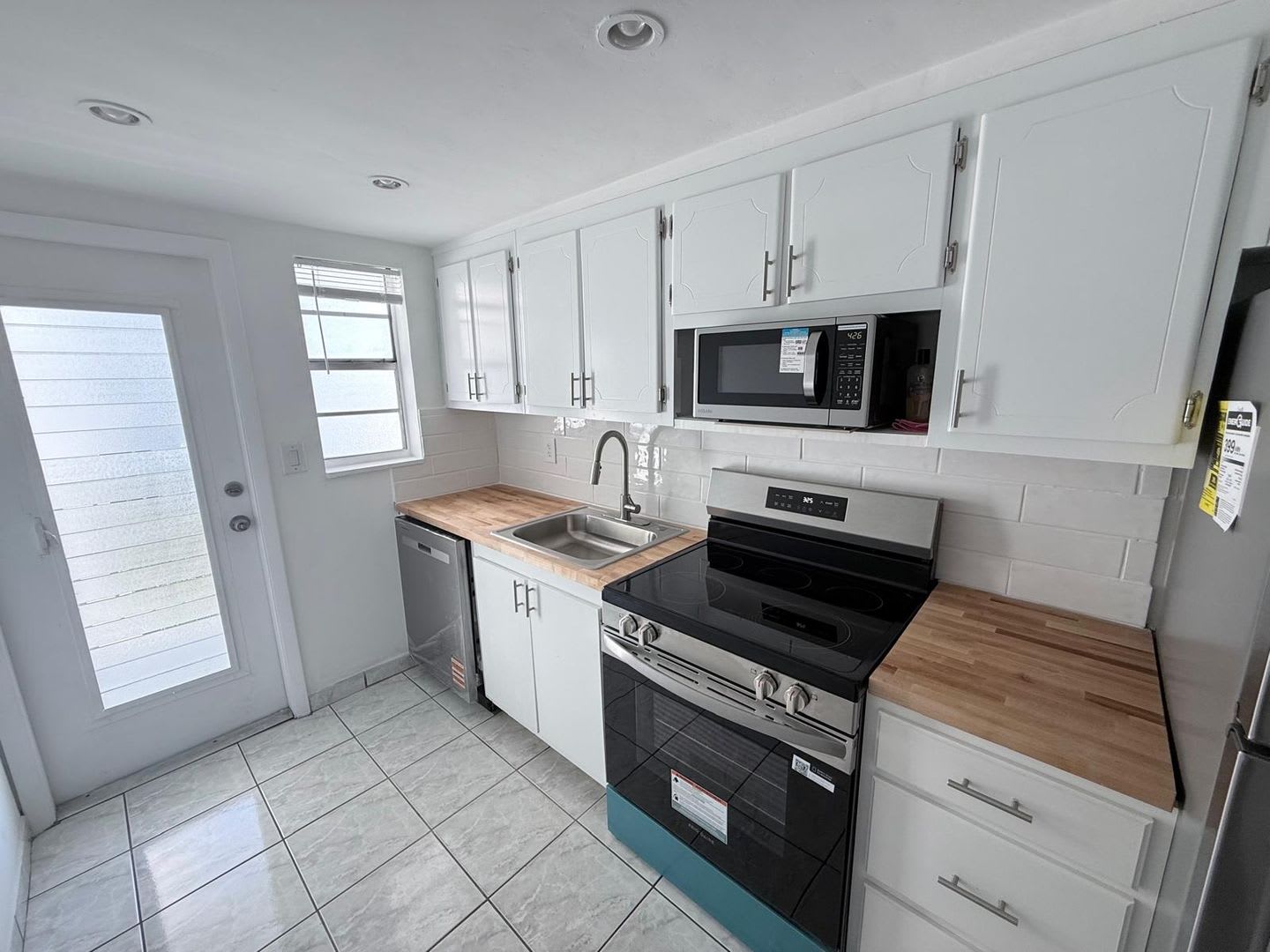 Recently Renovated Bright & Spacious 1-Bedroom, 1.5-Bathroom Condo in Miami Beach – photo 1