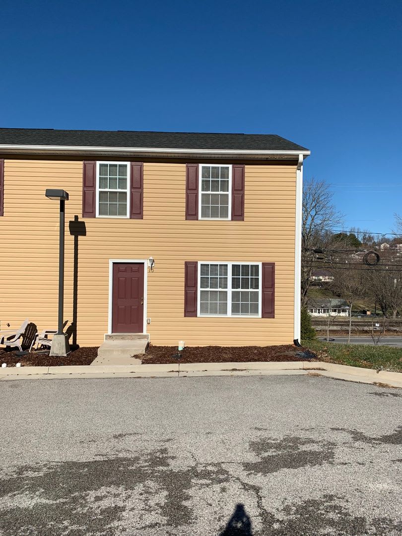 3 Bedroom 2.5 Bath Townhouse – photo 3