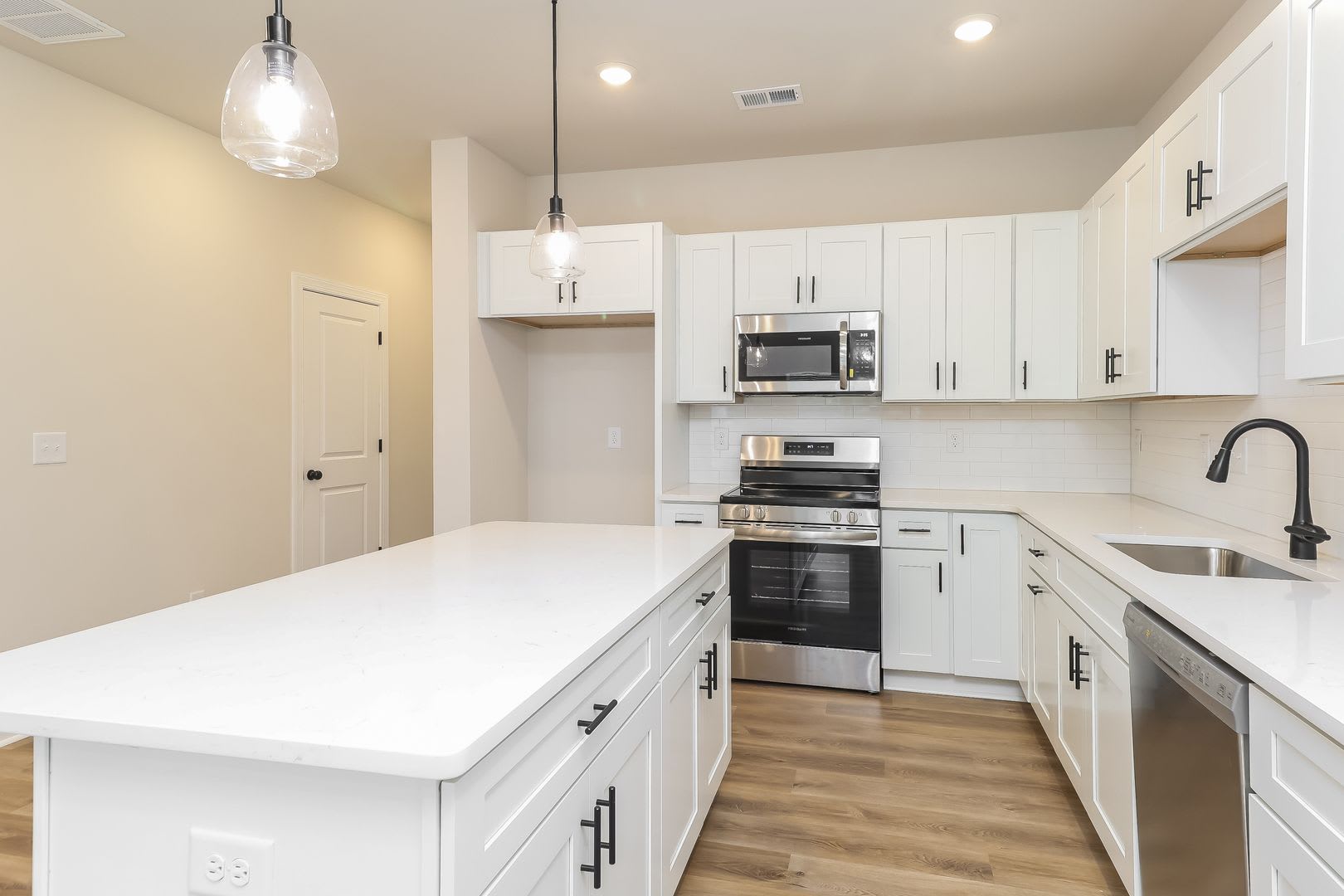 3 Bedroom 2 5 Bath Townhome For Rent In Westerly Hills Attached Garage Modern Kitchen Charlotte Nc – photo 4