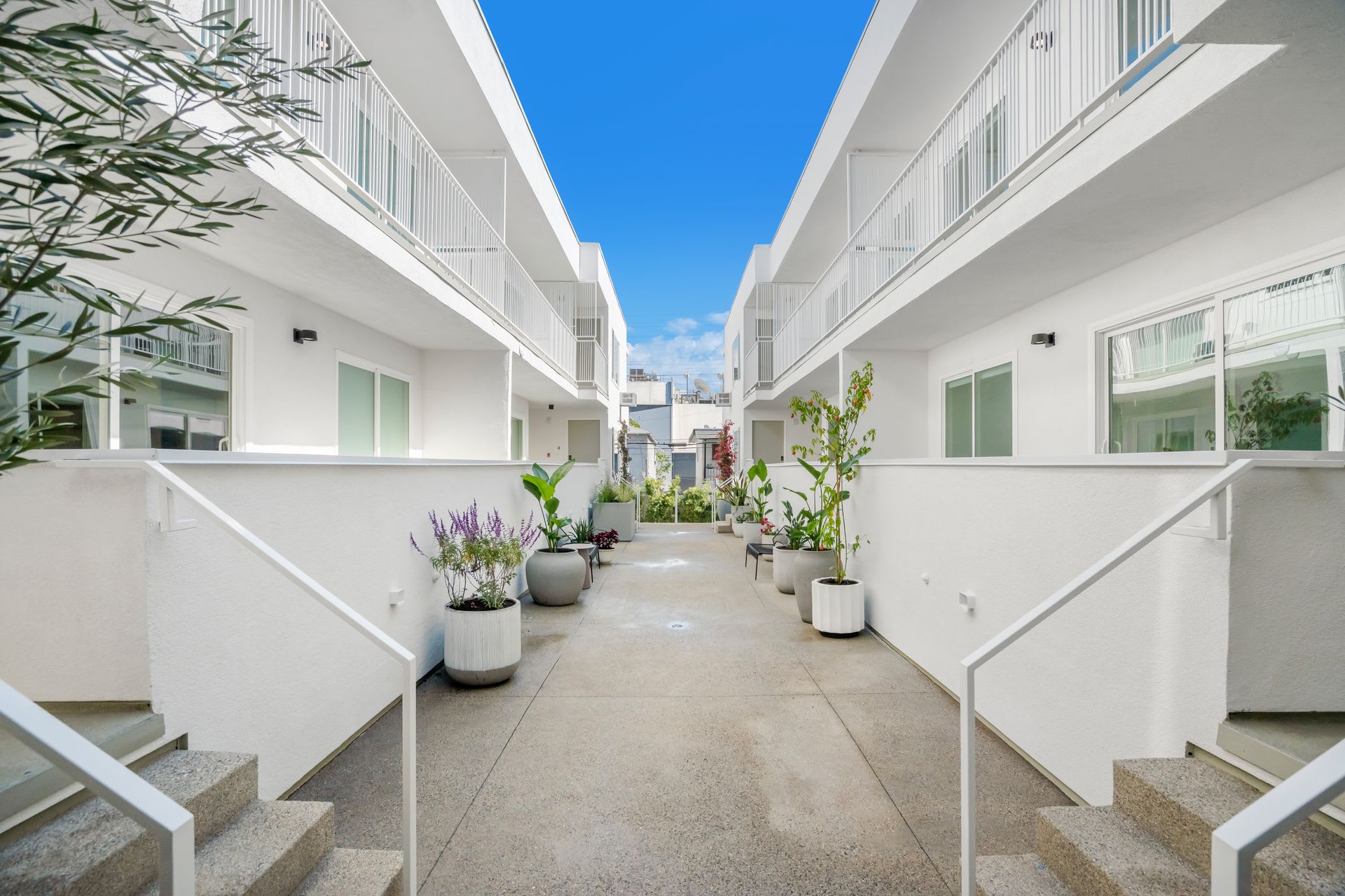 St Living At 1422 Tamarind Come Home To Elevated Comfort Limited Move In Special – photo 5