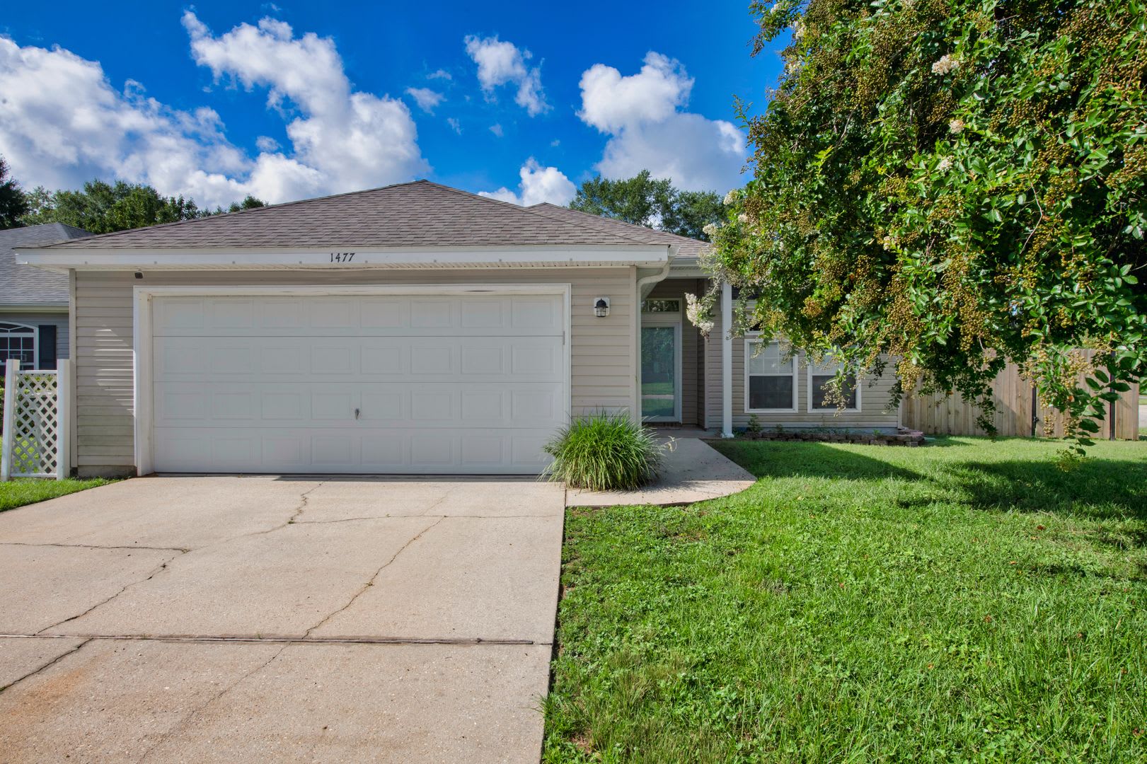 Charming 3-Bedroom Home in a Great Neighborhood with Pool & Park Access! – photo 1