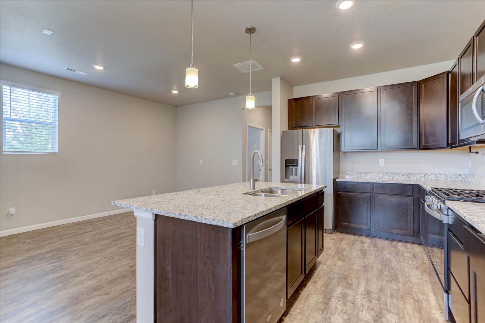 Like New 3Bed 3Bath 2Car End Unit Townhome – photo 5