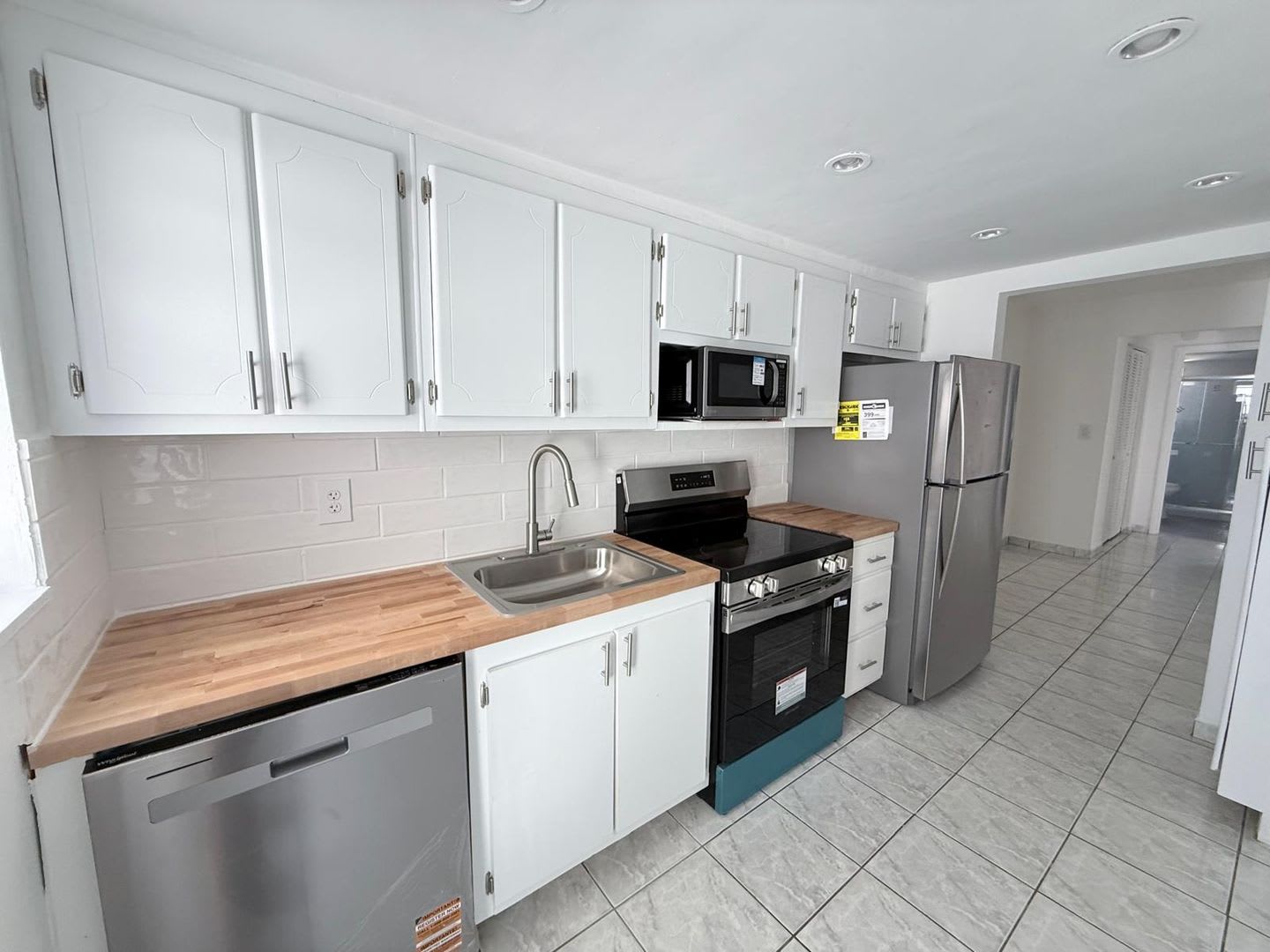 Recently Renovated Bright & Spacious 1-Bedroom, 1.5-Bathroom Condo in Miami Beach – photo 2