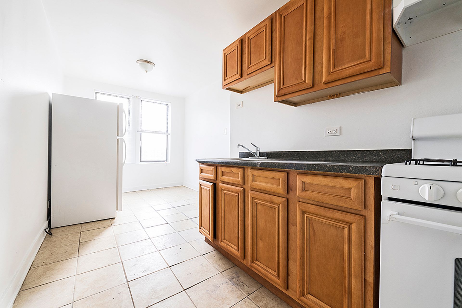 808 W 76th – photo 2