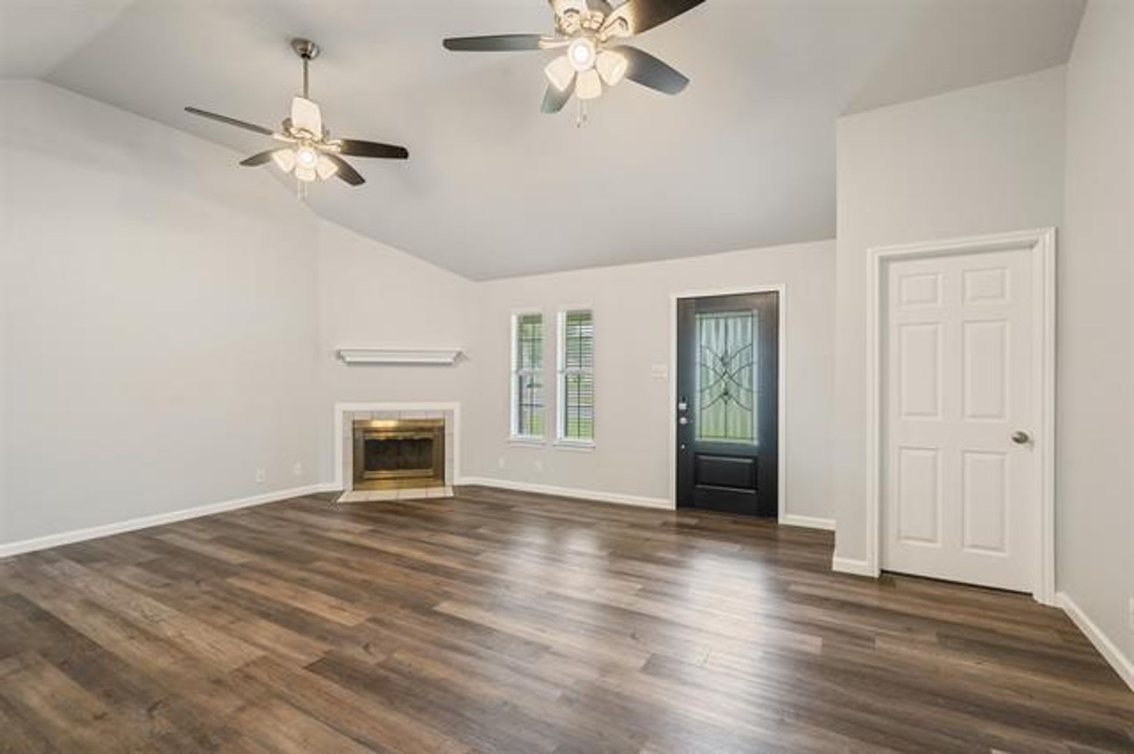 Beautifully Refreshed 3 Bedroom Home With In Ground Liner Pool – photo 4