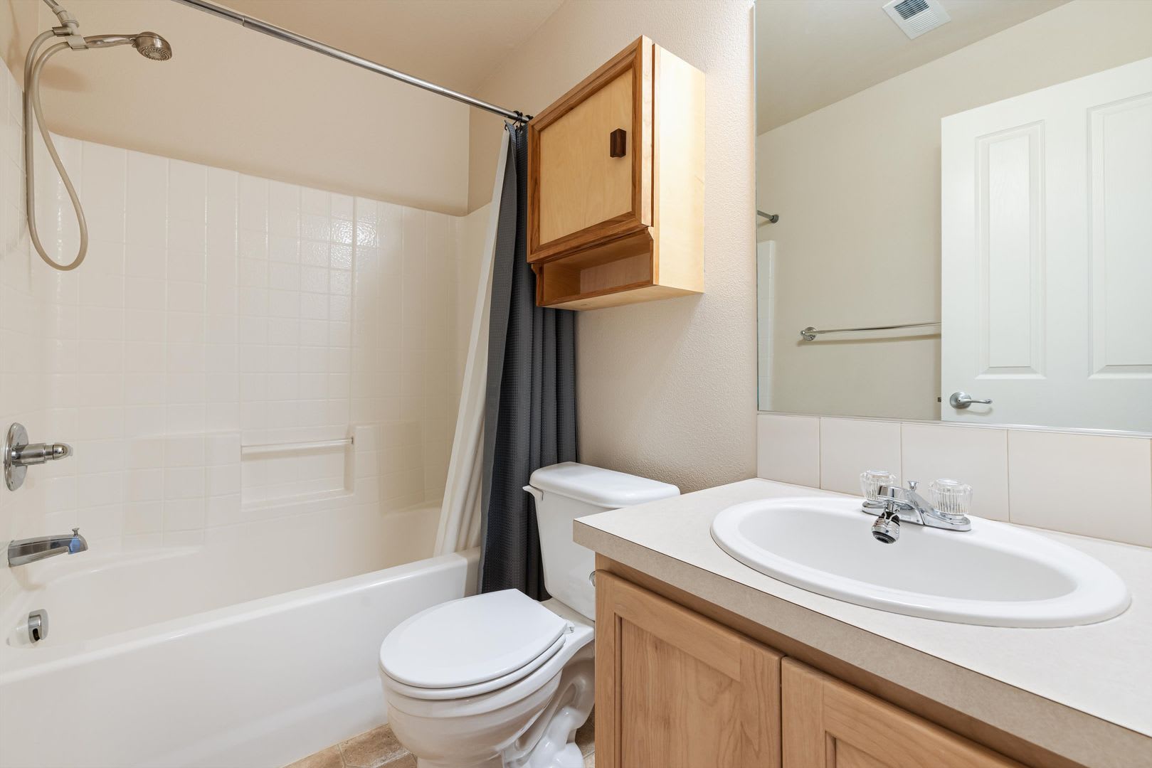 Lovely and bright townhouse with a hard wood flooring throughout, a 2 car garage, AC & more! – photo 5
